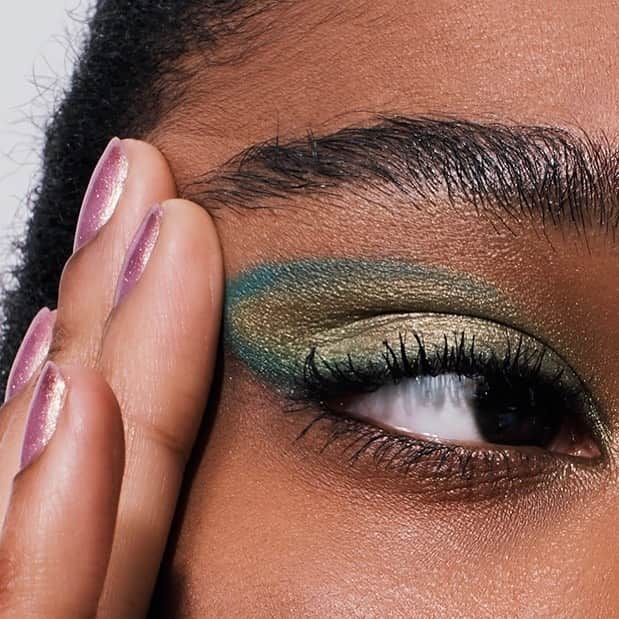 Revlonさんのインスタグラム写真 - (RevlonInstagram)「Don’t get envious! Get #ColorStay Looks Book Eye Shadow Palette in Player (910) 👀 + #ColorStay Eyeliner in Jade (206) 🟢 to create your own version of this green eye look.  Bonus: @JordanButler wears #GelEnvy in Win Big (455) on her nails 💕✨ . #eyeshadowpalette #eyeliner #nailpolish」12月9日 1時37分 - revlon