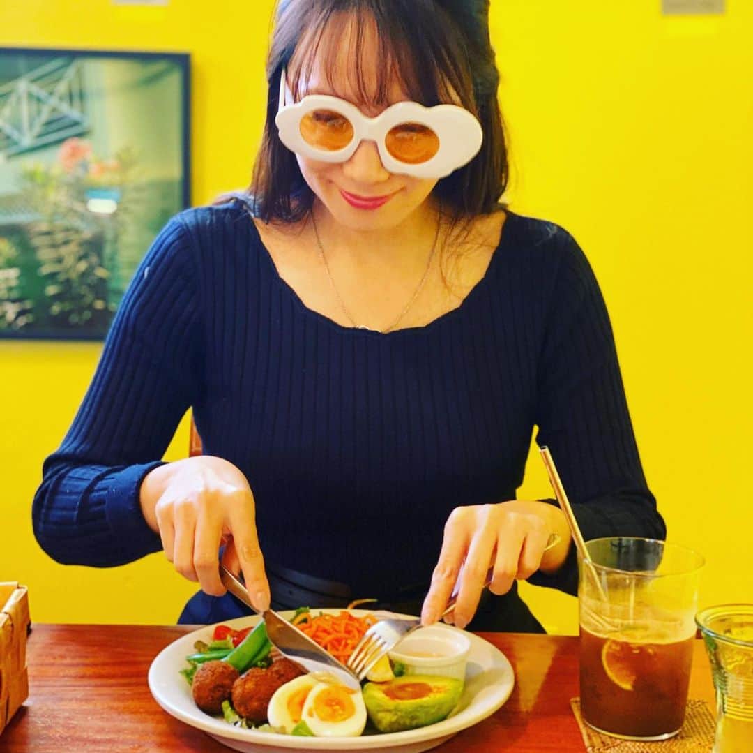 崎山一葉さんのインスタグラム写真 - (崎山一葉Instagram)「🍳 🥚🥚👓 ＊ ＊ @andeggs.okinawa  #okinawa #egg #vegan もあるよ #北谷 #アンドエッグス #今日のランチ」12月9日 1時39分 - kazuha_sakiyama
