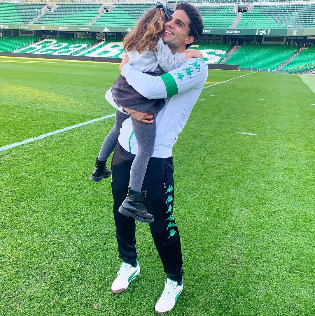 マルク・バルトラのインスタグラム：「Las victorias con vosotras saben aún mejor! 😘🏟 #Family #Happiness」