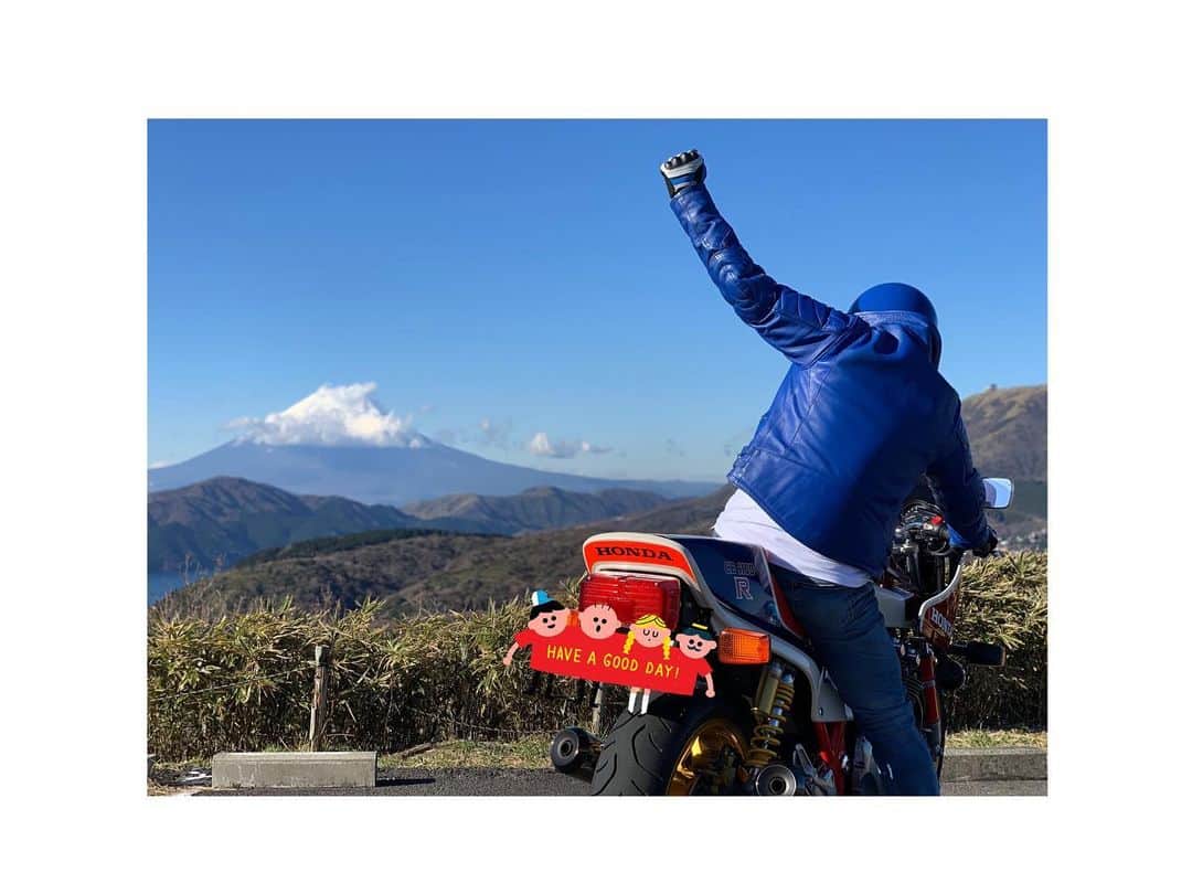 田村裕さんのインスタグラム写真 - (田村裕Instagram)「楽しい楽しいツーリング。  最高のツーリング日和で。  富士山も空も最高。  ありがとう。ありがとう。  バイカーズパラダイスは居心地良すぎ。  何もかもにこだわってて必見。トイレの手を乾かすやつはダイソン。小は銀のバケツ。  #バイク #ツーリング #富士山 #木下ほうか #レイザーラモンRG #キクチウソツカナイ #LLR伊藤 #麒麟田村 #W650 #バイカーズパラダイス」12月9日 1時52分 - hiroshi9393