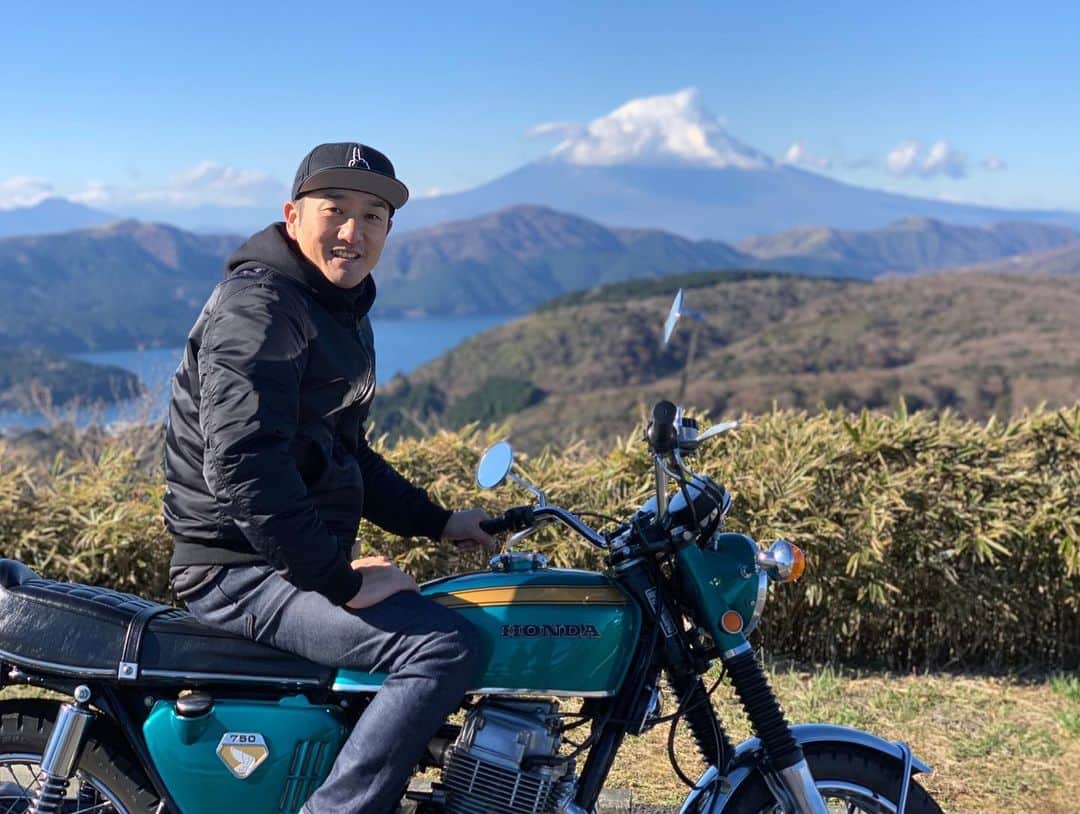 田村裕さんのインスタグラム写真 - (田村裕Instagram)「楽しい楽しいツーリング。  最高のツーリング日和で。  富士山も空も最高。  ありがとう。ありがとう。  バイカーズパラダイスは居心地良すぎ。  何もかもにこだわってて必見。トイレの手を乾かすやつはダイソン。小は銀のバケツ。  #バイク #ツーリング #富士山 #木下ほうか #レイザーラモンRG #キクチウソツカナイ #LLR伊藤 #麒麟田村 #W650 #バイカーズパラダイス」12月9日 1時52分 - hiroshi9393