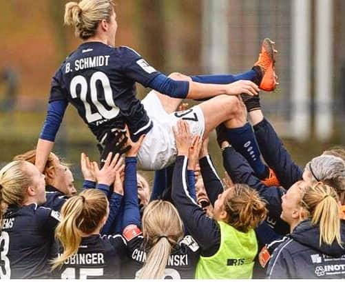 ビアンカ・シュミットのインスタグラム：「Actions speak louder than words ‼️#proudtobeinthisteam#satisfaction#comebacklikeachamp#playerofthematch #grateful#turbinepotsdam #sportbuzzer #sportfördergruppepolizeibrandenburg#womensoccer#karli#heimspiel#turbinefans#bestfansever#dfb#flayeralarmbundesliga2019#puma#pumagirl」