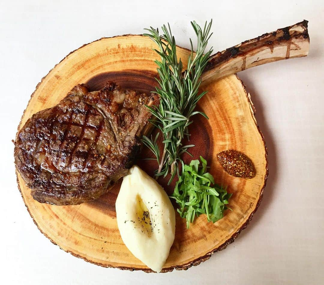 Arancino Di Mareさんのインスタグラム写真 - (Arancino Di MareInstagram)「🏃‍♂️🏃‍♀️🥇Congratulations #Honolulumarathon & #starttopark10k finishers!  Time to celebrate with our 32oz #tomahawk steak & some 🍾🍷🍻! Cheers! Kanpai!  #arancino #arancinodimare #italian #waikiki #hawaii #foodie #runners #carboloading #marathon #oahu #pasta #hawaiisbestkitchens #foodies #running  #pasta #honolulu #おいしい #アランチーノ #アランチーノディマーレ #イタリアン #ワイキキ #パスタ #ホノルルマラソン #ランニング #ハワイ #haleainaawards #マラソン #honolulumarathon」12月9日 7時21分 - arancinodimare