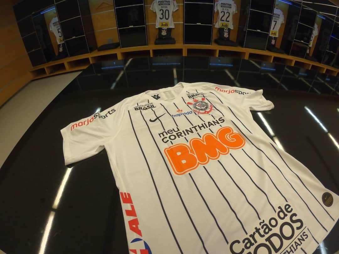 コリンチャンスさんのインスタグラム写真 - (コリンチャンスInstagram)「O vestiário do Timão está pronto na @arenacorinthians! Destaque para o manto e as luvas do gigante @rcassio12, que pode completar 450 jogos pelo Alvinegro neste domingo. ⠀ .⠀ #PraCegoVer: As fotos mostram a camisa e as luvas do goleiro Cássio, assim como a camisa do atacante Gustavo, no vestiário da Arena Corinthians.⠀ .⠀ .⠀ #SCCPxFLU⠀⠀ #VaiCorinthians #MeuBMG #NãoÉSóPatrocínio #TimeDoPovo #Corinthians #Timão #CorinthiansTV #FielTorcedor #AFielÉFoda #UmSoCorinthians #NikeFutebol #Joli #EstrellaGalicia #UniversidadeBrasilOficial #ÉPositivo #CorinthiansÉPositivo #LoucoPotyCorinthians #PostosALE #ALEnoTimão #TODOSportiCorinthians #CartãodeTODOSCorinthians #TODOSpeloTimão⠀⠀」12月9日 2時00分 - corinthians