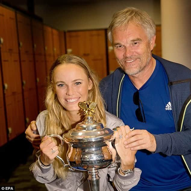 CarolineWozniackiさんのインスタグラム写真 - (CarolineWozniackiInstagram)「Enjoying these moments on court with my dad! Lots of great memories throughout my career! ❤️ Swipe right! #bestcoach #bestdad」12月9日 2時00分 - carowozniacki