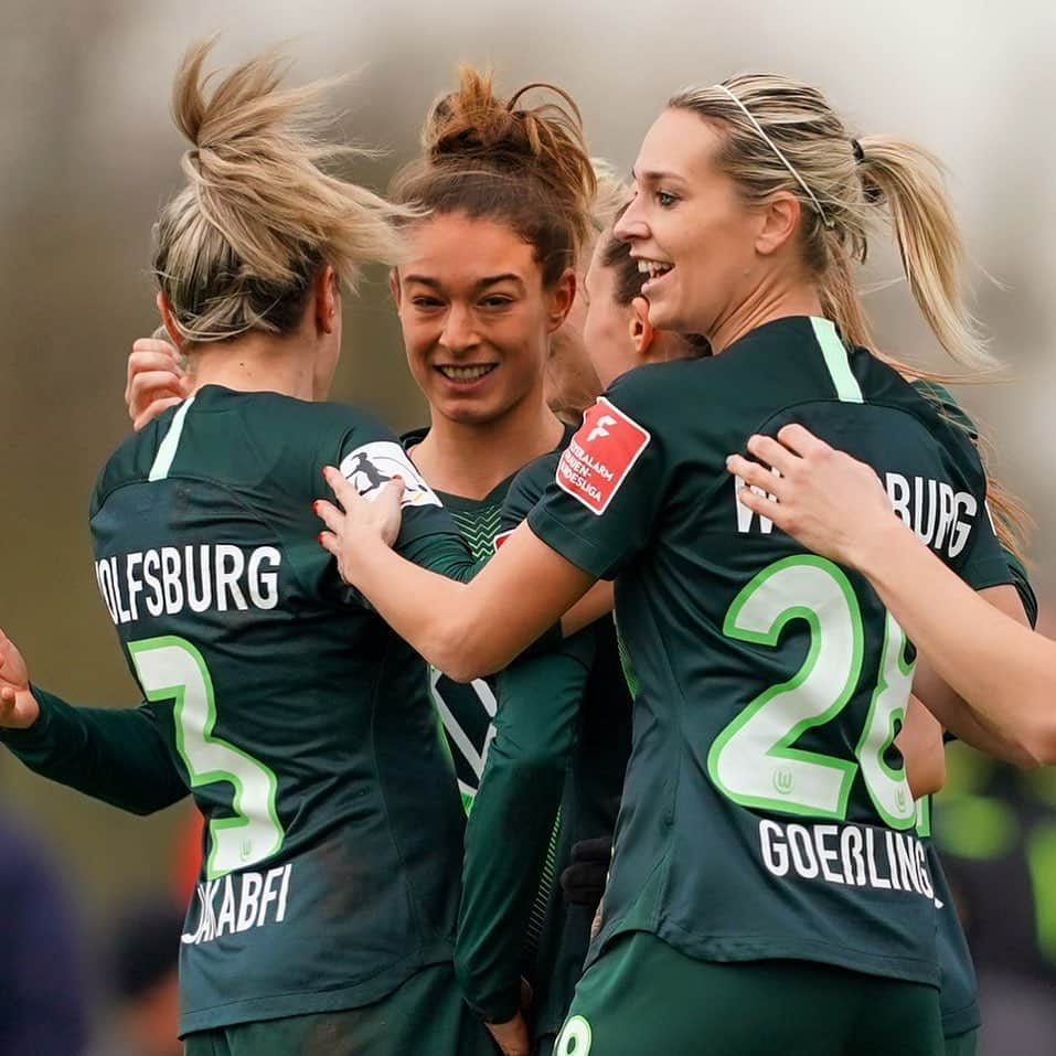 レナ・ゲースリンクさんのインスタグラム写真 - (レナ・ゲースリンクInstagram)「+3 Punkte 🐺💚💪🏽 #vflwolfsburgfrauen #vflwolfsburg #arbeitfussballleidenschaft #goodwin #3punkte #tabellenführer #puma #pumafootball 📸 @joerdeli」12月9日 2時00分 - lena_goessling