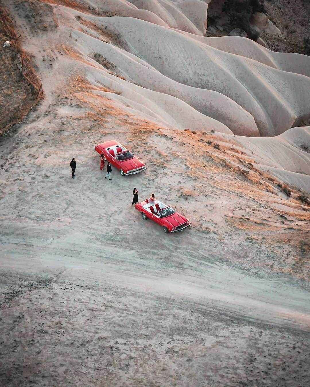 Instagramさんのインスタグラム写真 - (InstagramInstagram)「#HelloFrom Cappadocia, Turkey, a surreal landscape of rock formations — sometimes called fairy chimneys — that have been sculpted by volcanoes, wind, rain and ice over many millions of years. “Since I had already seen hundreds of photos of hot air balloons in Cappadocia before, my eyes automatically searched for something different,” says photographer and content creator Helin Bereket (@helinbereket), who took this photo from a hot air balloon. “Then, there it was: vintage cars in an almost otherworldly landscape. It looked like a scene from a movie.” Photo by @helinbereket」12月9日 2時11分 - instagram