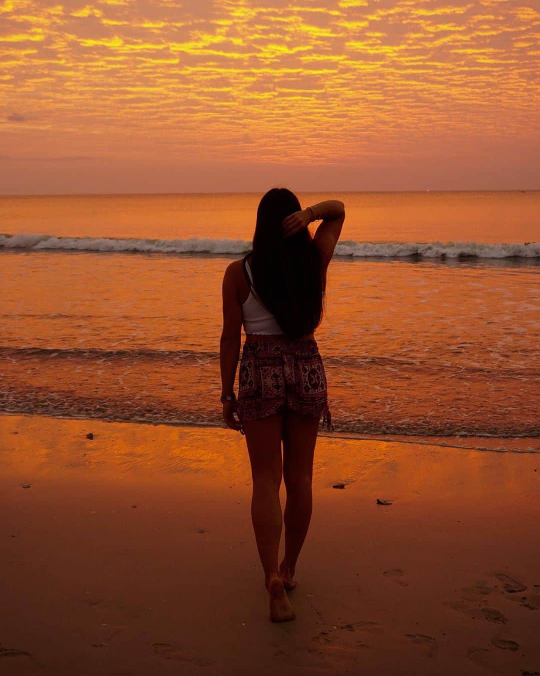 タビア・アルトのインスタグラム：「„Life isn’t perfect, but it has perfect moments.“ 🌅  Ich hoffe, Ihr hattet alle einen schönen 2. Advent mit Euren Liebsten😇  #tbt #bali #vacation #wantback #beautiful #sunset #memories #unforgettable #beach #jimbaran #nusapenida #discoverbali #moments」