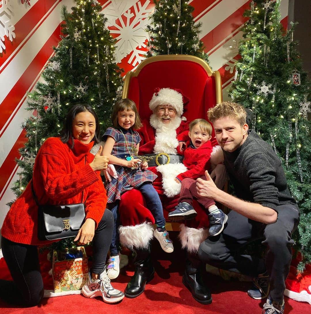 エヴァ・チェンさんのインスタグラム写真 - (エヴァ・チェンInstagram)「It took four years but FINALLY A PICTURE WITH SANTA WITHOUT TEARS!!!」12月9日 2時21分 - evachen212