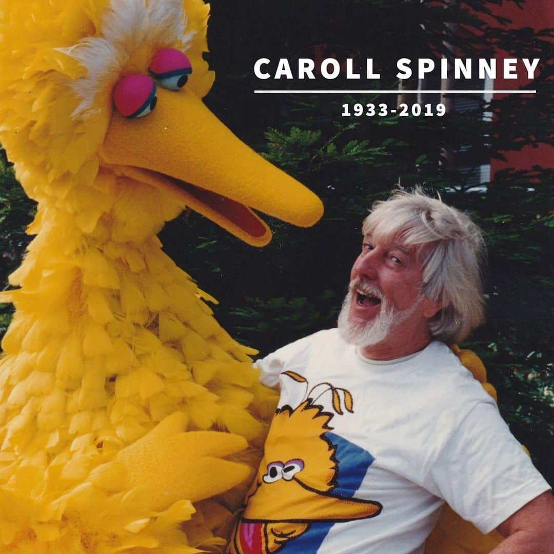 セサミストリートさんのインスタグラム写真 - (セサミストリートInstagram)「Caroll Spinney, the legendary puppeteer behind beloved Sesame Street characters Big Bird and Oscar the Grouch, died today, December 8th 2019, at age 85 at his home in Connecticut, after living with Dystonia for some time.  Since 1969, Caroll’s kind and loving view of the world helped shape and define Sesame Street.  His enormous talent and outsized heart were perfectly suited to playing the larger-than-life yellow bird who brought joy to countless fans of all ages around the world, and his lovably cantankerous grouch gave us all permission to be cranky once in a while.  In these characters, Caroll Spinney gave something truly special to the world. With deepest admiration, Sesame Workshop is proud to carry his legacy – and his beloved characters – into the future.  Our hearts go out to his beloved wife, Debra, and all of his children and grandchildren. We will miss him dearly.」12月9日 2時21分 - sesamestreet