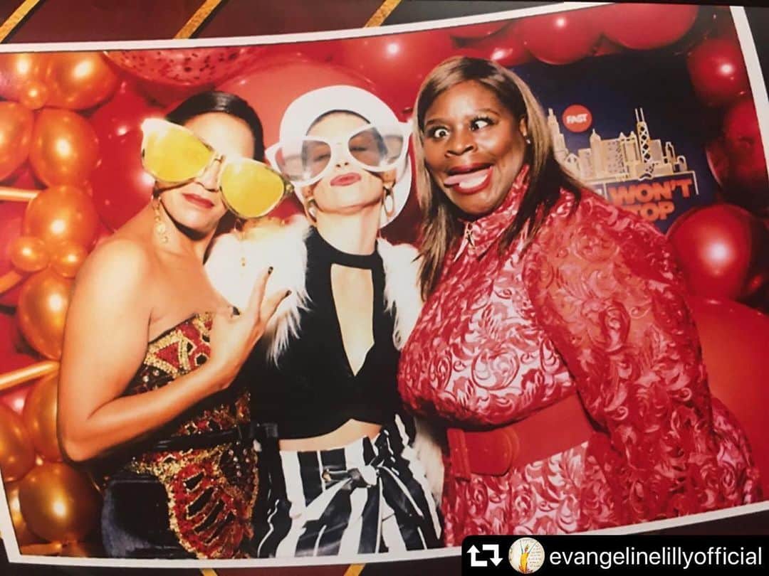 Rettaのインスタグラム：「Money was raised.  Fun was had.  Thanks for having me #FAST @cureangelman  #repost @evangelinelillyofficial ・・・ Turns out #fastgala2019 is dope! 🤙🏼 @unforettable @aquarius_valentine @cureangelman (looootta duck face coming from this space tonight.  Feelin the need for it to stop 🤨😙)」