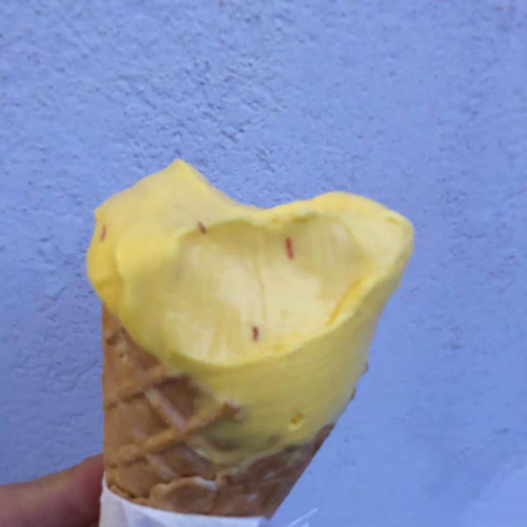 レイチェル・クーさんのインスタグラム写真 - (レイチェル・クーInstagram)「Despite the almost zero degree weather I headed to the ice cream parlour for a very Swedish seasonal flavoured ice cream, saffron (spot the brightly coloured strands). 🍦Would you eat ice cream no matter the weather? ❄️☃️🌨 . . . . . . . . . . . . . . #rachelkhoo #stockholm #saffron #icecream #winter #swedish #visitstockholm」12月9日 2時50分 - rachelkhooks