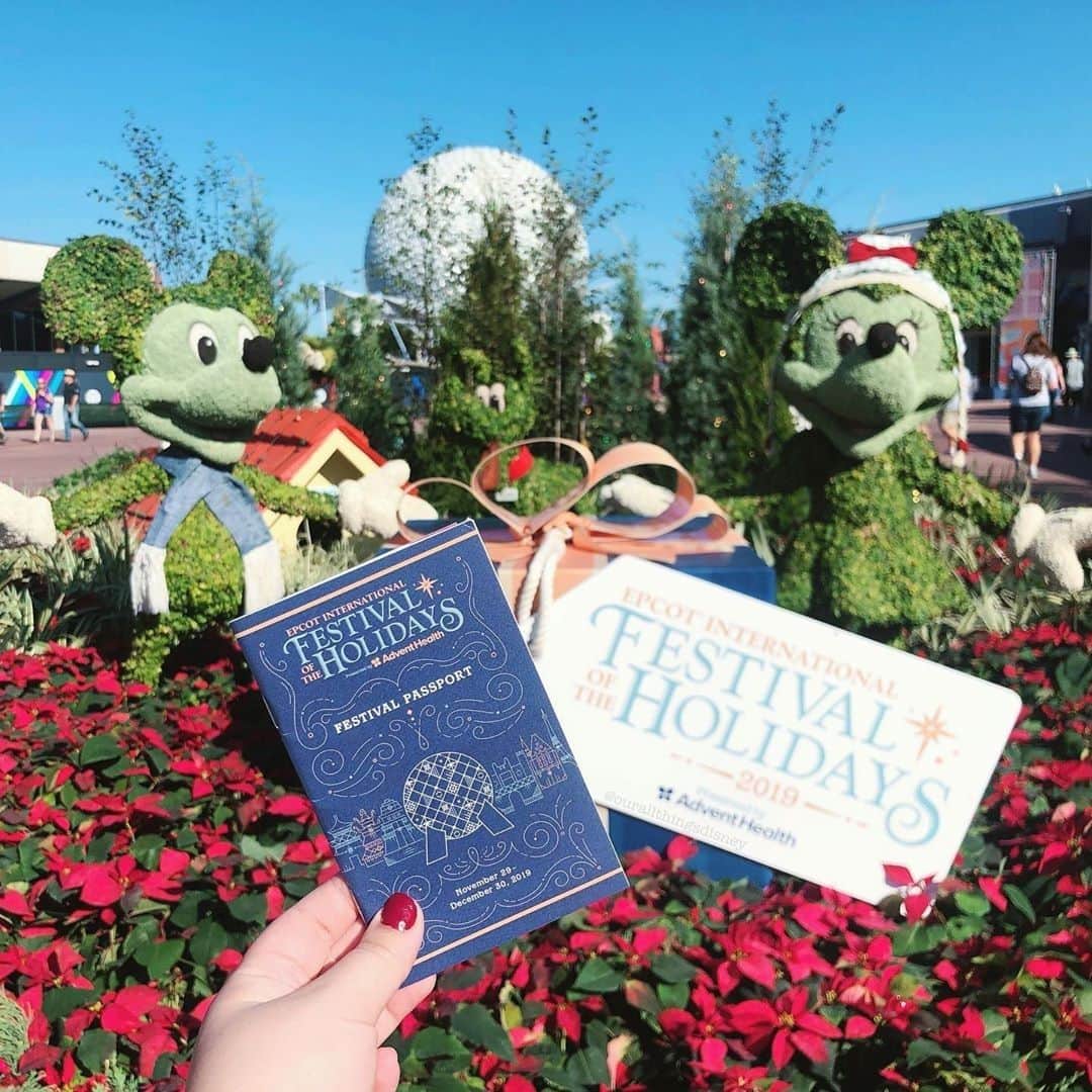 Walt Disney Worldのインスタグラム：「"Yule" have a merry time at the Epcot International Festival of the Holidays this year! 🎁✨ #Epcot #WaltDisneyWorld (📷: @ourallthingsdisney)」