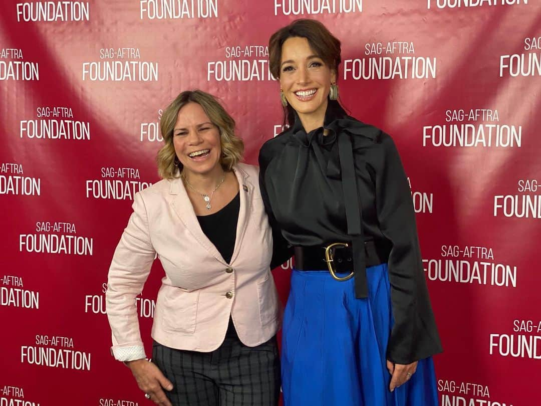 ジェニファー・ビールスさんのインスタグラム写真 - (ジェニファー・ビールスInstagram)「Thank you SAG-AFTRA Foundation and @tracyegilchrist for the lovely conversation. I am so proud to be a part of this union. Thank you for supporting the SAG- AFTRA members with your educational programs and providing them the opportunity to give back to our communities with the children’s literacy program Storyline Online. It was a true pleasure and honor.」12月9日 3時15分 - thejenniferbeals