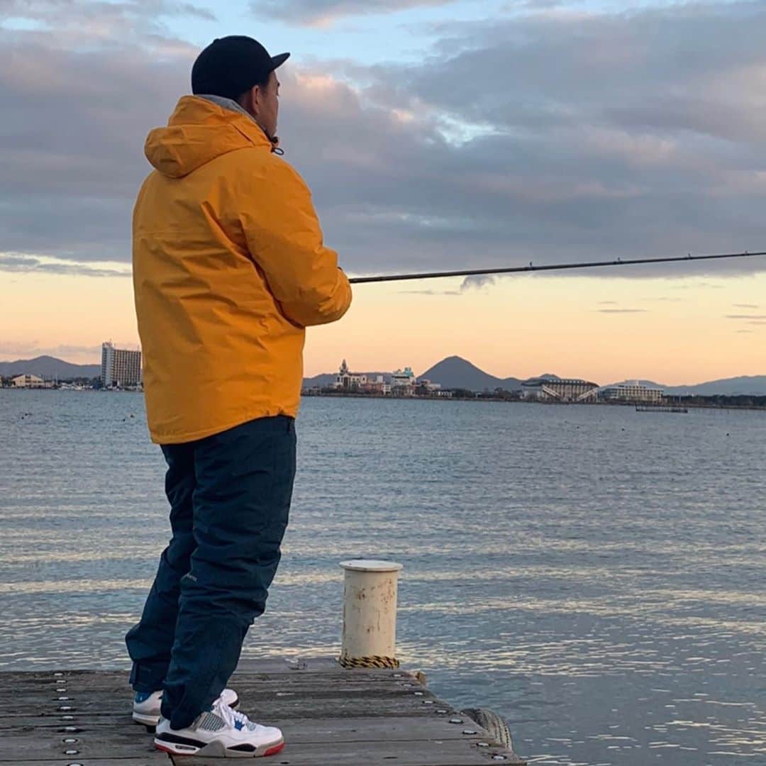 宮川大輔さんのインスタグラム写真 - (宮川大輔Instagram)「#琵琶湖 #バス釣り #ボウズ #わかっていました #でも悔しいなぁ #寒かったけど #防寒対策ばっちりで行ったので #大丈夫 #ドンゲバビーと一緒に #釣りは楽しい」12月9日 3時31分 - miyagawadai