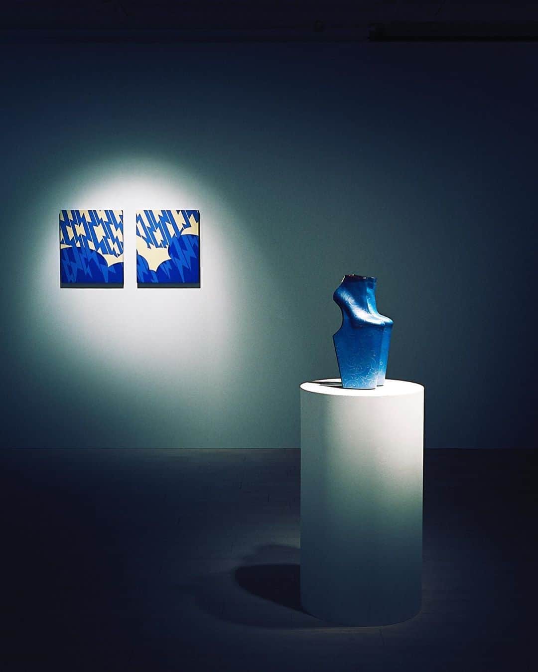 ノリタカタテハナのインスタグラム：「【 CURRENT 】TOKYO | SOLO EXHIBITION﻿ ﻿ “IT'S ALWAYS THE OTHERS WHO DIE”﻿ POLA MUSEUM ANNEX﻿ November 22 − December 22, 2019﻿ ﻿ POLA Ginza Bldg. 3F, 1-7-7 Ginza Chuo-ku Tokyo, JAPAN﻿ po-holdings.co.jp/m-annex﻿ ﻿ Heel-less Shoes, 2019﻿ Descending Series (Light blue thunder, cobalt blue cloud), 2019﻿ ﻿ ©︎2019 NT K.K.﻿ Courtesy of KOSAKU KANECHIKA﻿ Photo by @gionstudio﻿ ﻿ #NoritakaTatehana﻿ #HeellessShoes﻿ #PolaMuseumAnnex﻿ #Sculpture﻿ #Painting﻿」