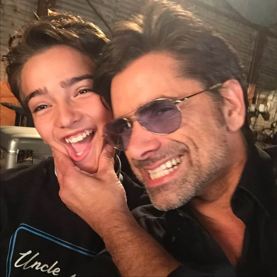 イライアス・ハーガーさんのインスタグラム写真 - (イライアス・ハーガーInstagram)「So lucky to call @johnstamos my Uncle Jesse, too! #behindthescenes #season5 @fullerhouse @netflix」12月9日 3時56分 - eliasharger