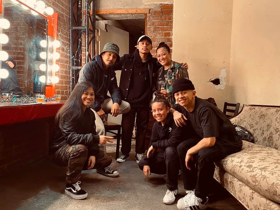 ショーン・エバリストのインスタグラム：「@rubyibarra x @shaunevaristo for  @kollaboration 2019💫 . . . The biggest love to my fellow Kababayans that got down for this, you already know 💛🙇🏻‍♂️🙏🏽🇵🇭. @goodluckliz @tj.andaya @siktrik @kristin.santiago Thank you for working SO hard and busting your a**es the past 3 days. . @minjeezy you’re a superwoman!! Thank you & @kollaboration for making this happen. 🙇🏻‍♂️ . @rubyibarra I don’t think I can write all my thoughts out yet but damn, I’m thankful and proud of this one right here. SO honored to represent and rock that stage with you. ✊🏽 . Finally, as always thank you to my wifey @ayehasegawa 😍 gahh I love you!」