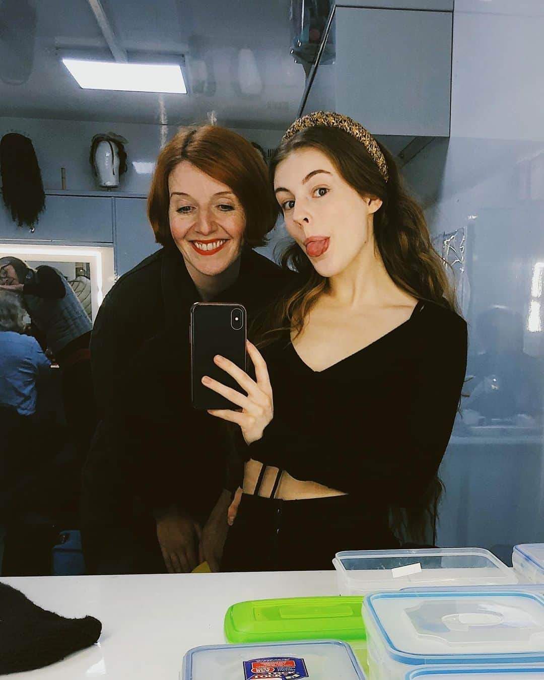 Amelia Gethingのインスタグラム：「Hi and this is my pitch for what I think the make up chair slogan should be ... *clears throat* “BANG! And the bags are gone.” Thank you for coming to my ted talk👍🏻 I’m here all week」