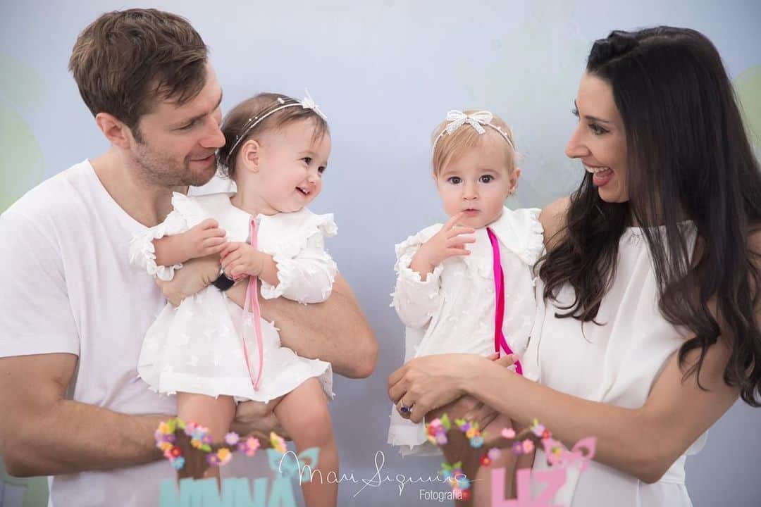 シェイラ・カストロのインスタグラム：「Saudade tá demais! Obrigada meu Deus por esta família!!! Amo muito!!! #lizeninna #albumdalizeninna #maedemenina #maioramordomundo!」
