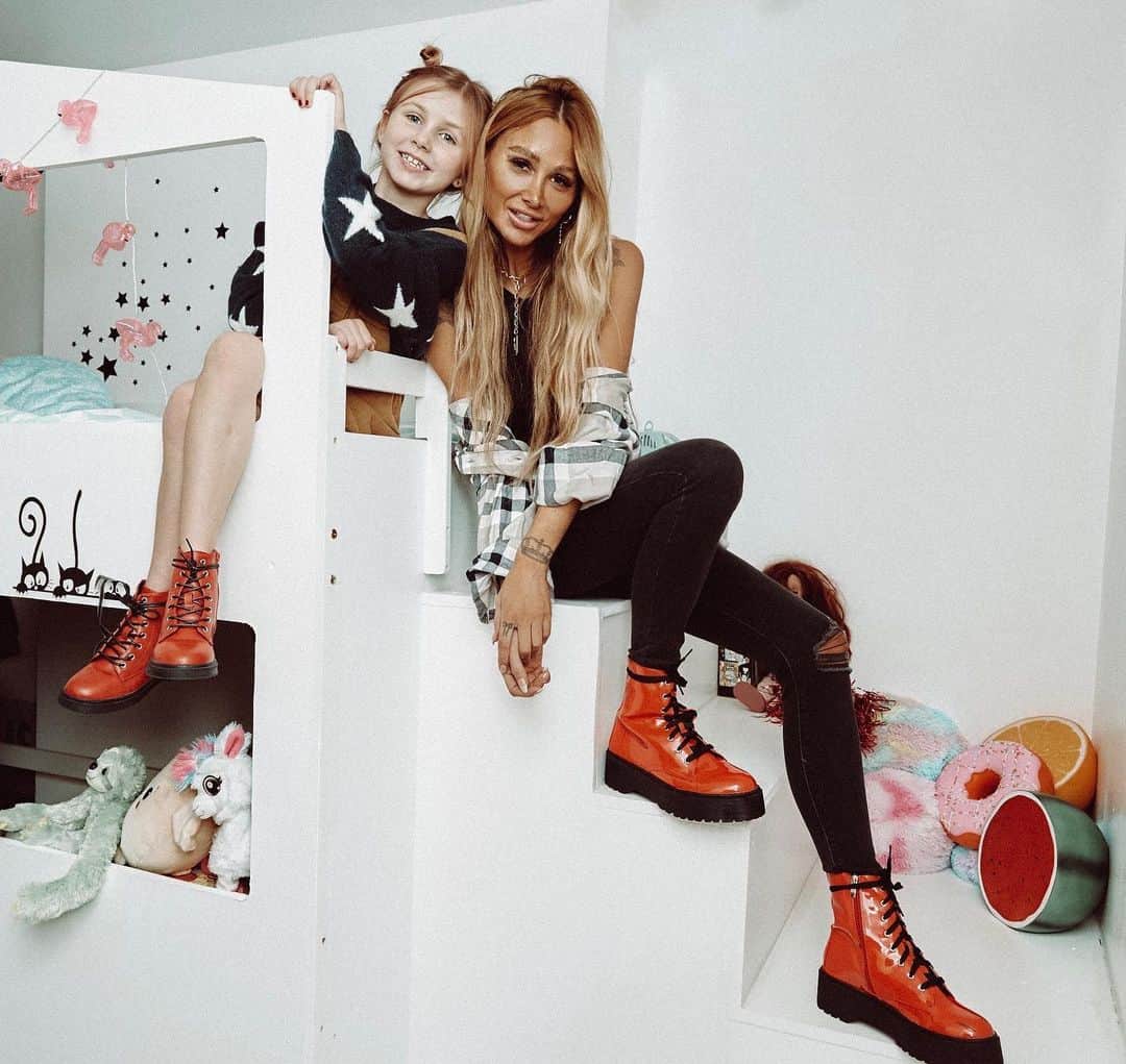 ルー・ティーズデールのインスタグラム：「Idc I just want to be her. - Happy Christmas shopping from me & Lux & @egoofficial check out our mini me shoe collection there are loads of nice gifts for your feet on there ☃️ #ad #egosquad」