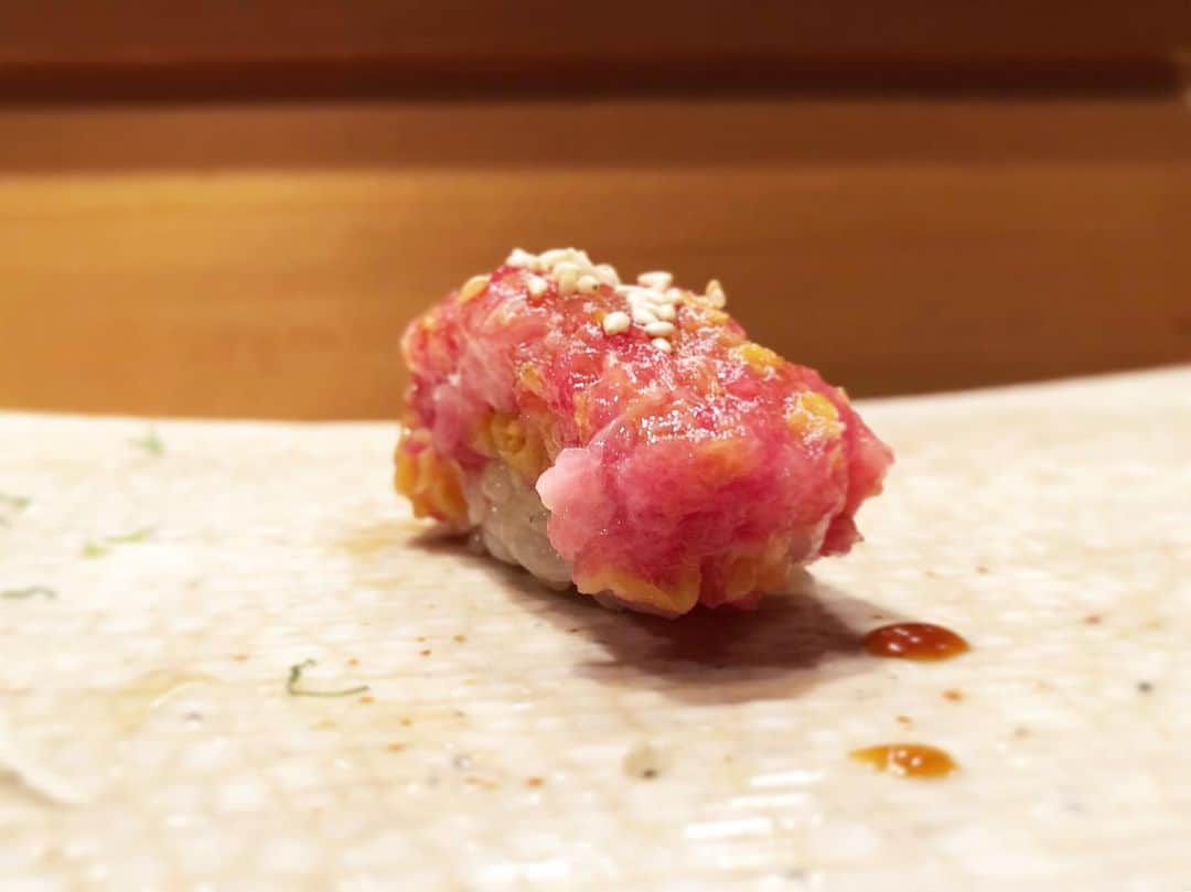 乾雅人のインスタグラム：「トロタク発祥の店 鮨ふるかわ@西麻布 なんとトロタク(鮪のトロと沢庵をたたいたヤツね)握りを35年前に考案した大将がいるお鮨屋さんにお招きいただいた。 のど黒にトリュフ塩、焼き河豚、炙りトロ、カイワレ大根昆布締め…ベテランのご主人なのに創作的なツマミと握りで面白い。 おまかせが一通り出たところでトロタク握りをおかわりで 笑 家族連れ、外国からのお客さんも。ご主人の人柄と確かな腕が店の雰囲気を作っているなぁ。 オフライン中だけど楽しい時間だった。 ありがとうございました。」