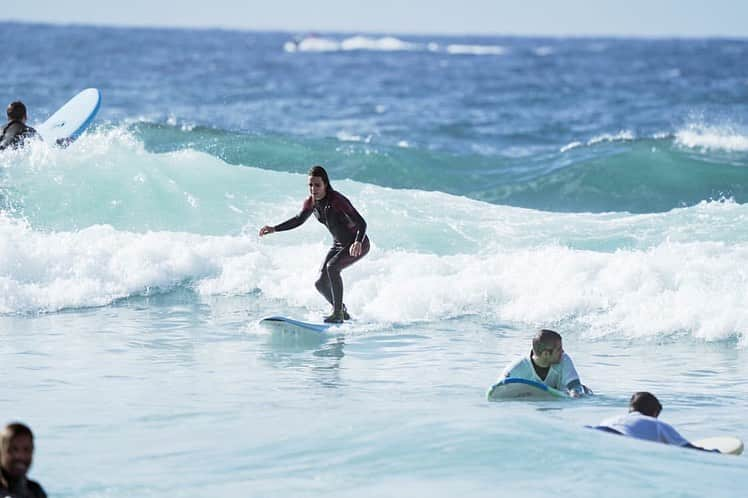 マチルド・ベセーラさんのインスタグラム写真 - (マチルド・ベセーラInstagram)「Surfinnn’ time 🏄‍♀️!!! Génial de découvrir de nouvelles sensations 🌊 même si j’ai passé plus de temps sous la vague que sur la vague 😅 Encore un moment privilégié au #tnfathletesummit 🤩⁣ ⁣ Surfinnn’ time 🏄‍♀️!!! So great to discover new sensations 🌊 even if I spent way more time under than over the wave 😅 ⁣ Again an amazing moment shared with @thenorthface team at #tnfathletesummit 🤩⁣ ⁣ 📸 @mathis_dumas | @tomstephensfilm⁣ ⁣ 🙏🏻🏄🏼 @lasurfcamp | @lewisurfer ⁣ #thenorthface #surfing #tenerife #athletes #sharing #outdoorsports #naturelovers #ocean #waves #bliss #landscape #naturebeauty #canaryislands #outdoors #outdoorlife #surfphotography #enjoylife #travellife #sun #happylife #adventuresports #neverstopexploring #climbing_worldwide」12月9日 4時45分 - mathildebecerra