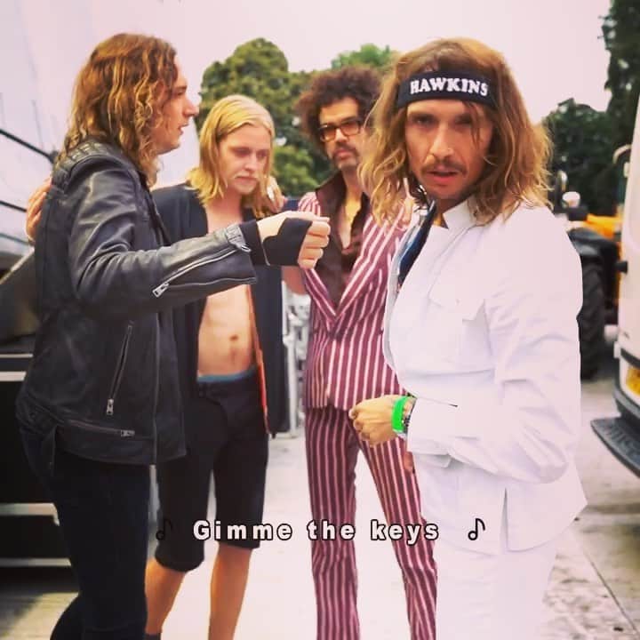 ルーファス・テイラーのインスタグラム：「Half way through the UK tour now. Here’s a clip of Stuck in a Rut from the summer. Shot/edited by @jennymayfinn ⚡️#thedarkness」
