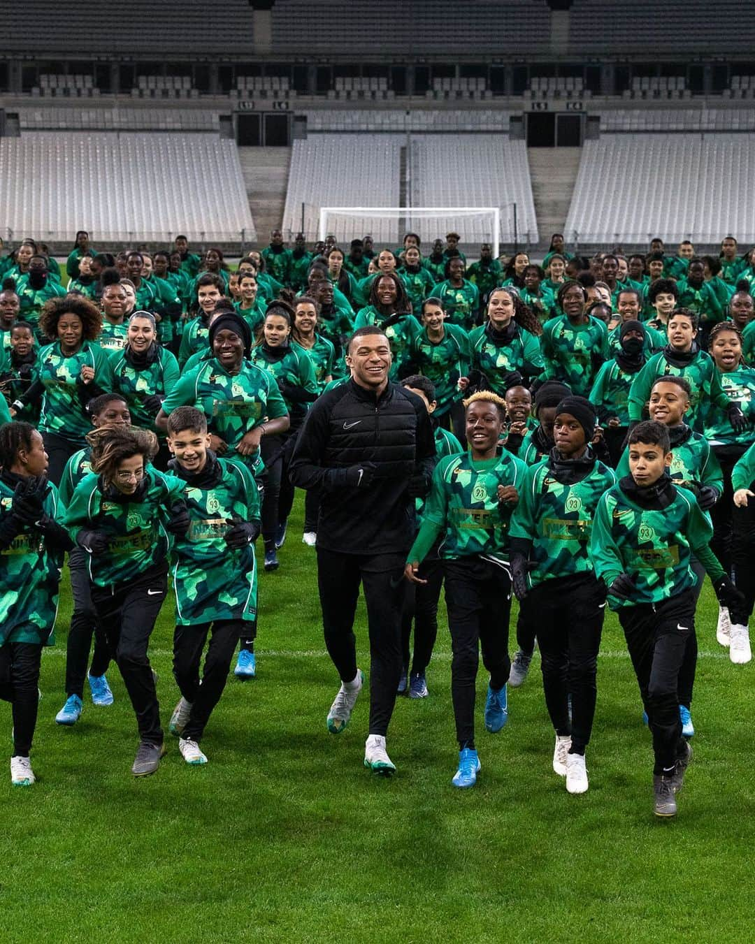 ナイキフットボールさんのインスタグラム写真 - (ナイキフットボールInstagram)「From the streets of Bondy to the world’s biggest stage. ⠀ Today, @k.mbappe brought kids from his hometown to be the first to discover his #bondydreams Collection. Swipe up on today’s story or click our link in bio to learn more, explore, and shop his brand new collection. ⠀ #nikefootball #nikesoccer #nike #football #soccer」12月9日 5時04分 - nikefootball