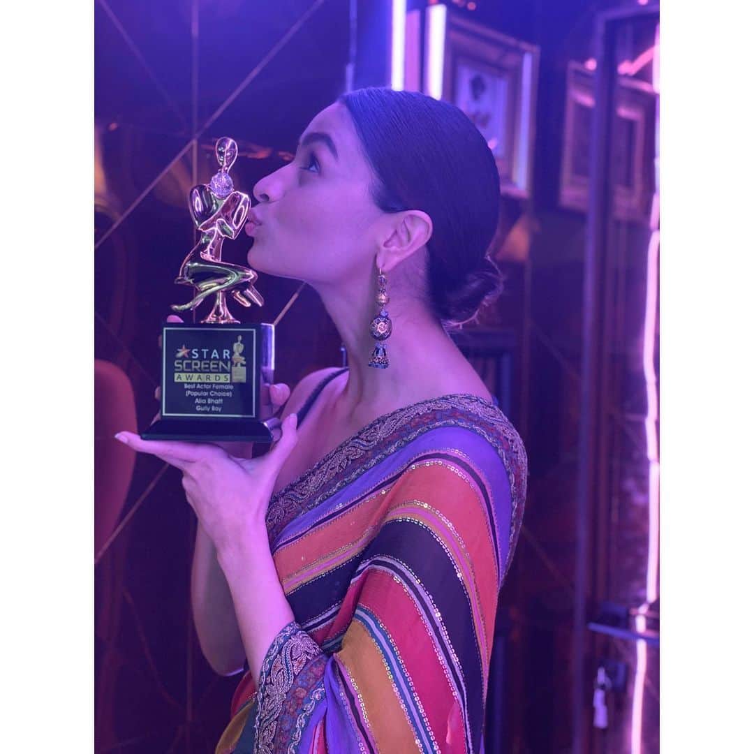 アリア・バットのインスタグラム：「Safeena ❤️ Thank you for giving me this character @zoieakhtar I love you Zoe! Alsoooo @reemakagti1 😘😘😘 My tutu!! I love you @ranveersingh  And to the full full team for making this an unforgettable experience! @arjunbhasin @puneetbsaini @priyanka.s.borkar @ritesh_sid @tigerbabyfilms @faroutakhtar @excelmovies @siddhantchaturvedi @itsvijayvarma @ankurtewari  Thank you thank you #starscreenawards2019 ⭐️」