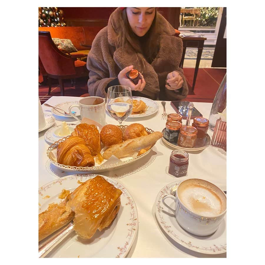 ラシダ・ジョーンズさんのインスタグラム写真 - (ラシダ・ジョーンズInstagram)「The week was cozy, chic and filled with pastries and we had an absolute blast. À bientôt, Paris.」12月9日 5時06分 - rashidajones