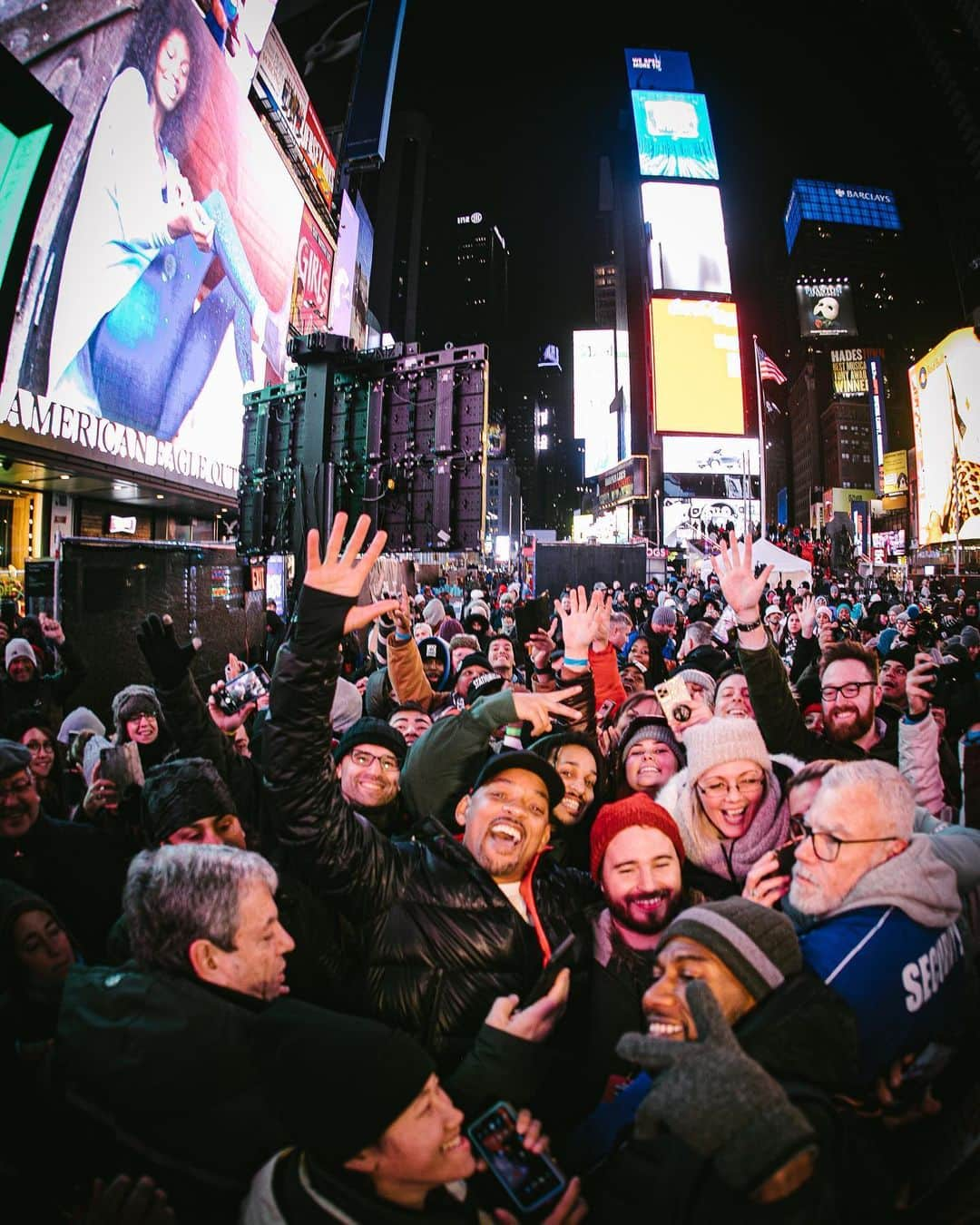 ウィル・スミスさんのインスタグラム写真 - (ウィル・スミスInstagram)「I had the honor and privilege of speaking at an incredible event called the @worldsbigsleepout in Times Square last night. ⁣ After some quick remarks, I rapped the theme song to the Fresh Prince of Bel Air for some awesome folks who were getting ready to grab their sleeping bags and go to sleep right there, out in the open, in the freezing New York night. ⁣ ⁣ For those of you who don’t know, the event was started by an incredible dude named Josh Littlejohn as a way to end global homelessness through fundraising and awareness. ⁣ ⁣ The World’s Big Sleepout took place last night, but there’s actually a way you can still help - if you’re in NYC or California, you can head to your local @walgreens store and donate a holiday dinner for a homeless child. That’s huge. ⁣ ⁣ Okay - I need some warm tea. PEACE!」12月9日 5時26分 - willsmith