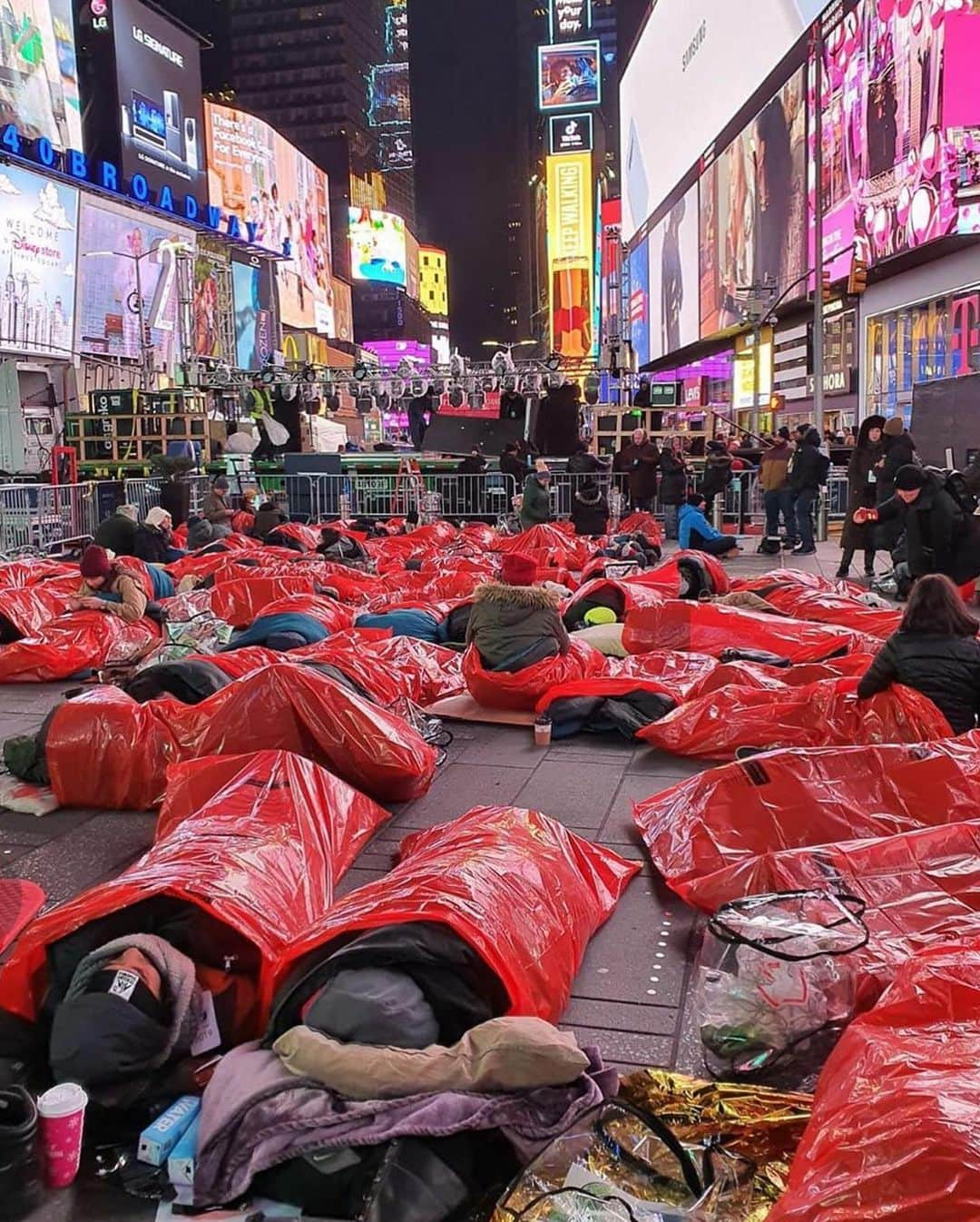 ウィル・スミスさんのインスタグラム写真 - (ウィル・スミスInstagram)「I had the honor and privilege of speaking at an incredible event called the @worldsbigsleepout in Times Square last night. ⁣ After some quick remarks, I rapped the theme song to the Fresh Prince of Bel Air for some awesome folks who were getting ready to grab their sleeping bags and go to sleep right there, out in the open, in the freezing New York night. ⁣ ⁣ For those of you who don’t know, the event was started by an incredible dude named Josh Littlejohn as a way to end global homelessness through fundraising and awareness. ⁣ ⁣ The World’s Big Sleepout took place last night, but there’s actually a way you can still help - if you’re in NYC or California, you can head to your local @walgreens store and donate a holiday dinner for a homeless child. That’s huge. ⁣ ⁣ Okay - I need some warm tea. PEACE!」12月9日 5時26分 - willsmith