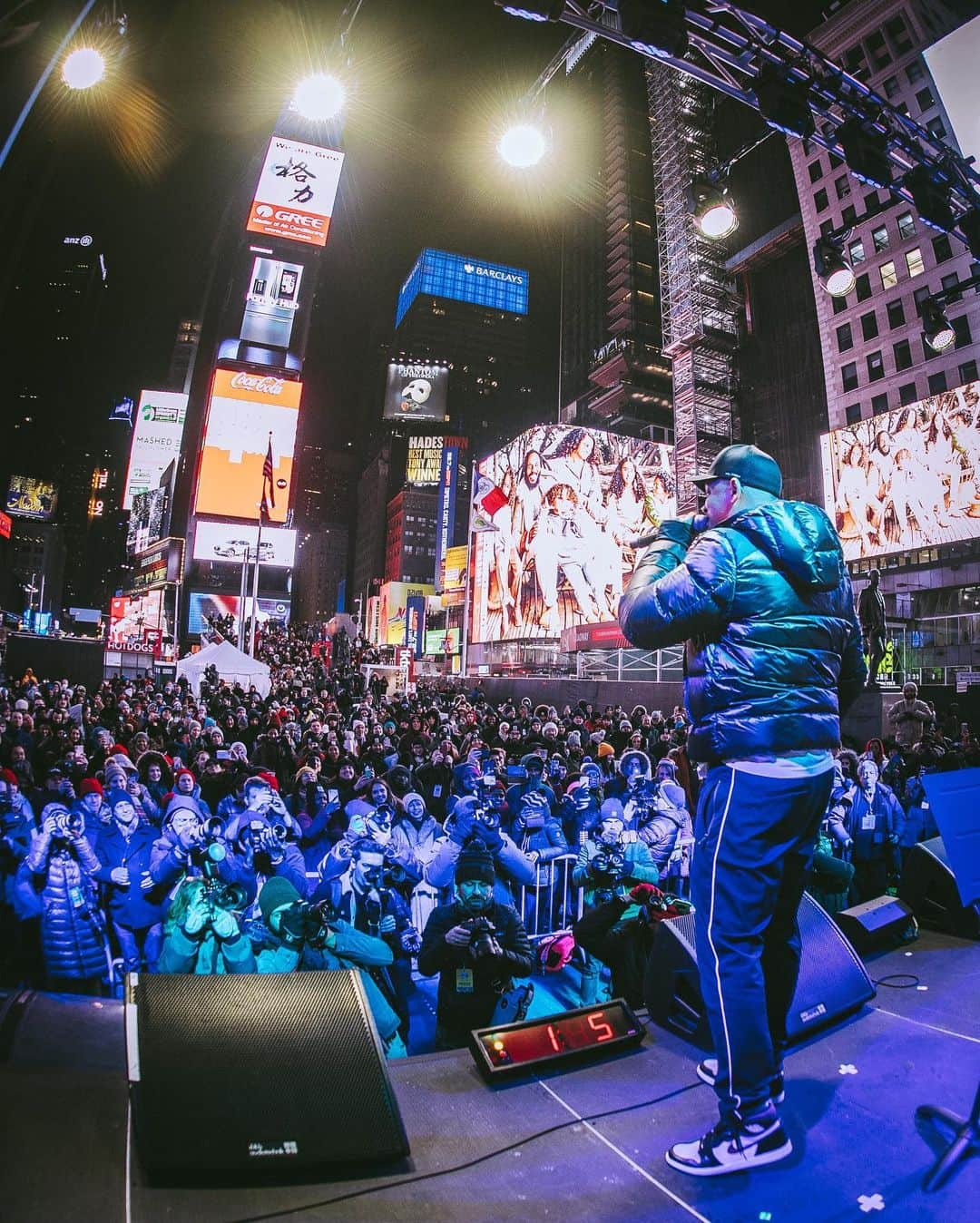 ウィル・スミスさんのインスタグラム写真 - (ウィル・スミスInstagram)「I had the honor and privilege of speaking at an incredible event called the @worldsbigsleepout in Times Square last night. ⁣ After some quick remarks, I rapped the theme song to the Fresh Prince of Bel Air for some awesome folks who were getting ready to grab their sleeping bags and go to sleep right there, out in the open, in the freezing New York night. ⁣ ⁣ For those of you who don’t know, the event was started by an incredible dude named Josh Littlejohn as a way to end global homelessness through fundraising and awareness. ⁣ ⁣ The World’s Big Sleepout took place last night, but there’s actually a way you can still help - if you’re in NYC or California, you can head to your local @walgreens store and donate a holiday dinner for a homeless child. That’s huge. ⁣ ⁣ Okay - I need some warm tea. PEACE!」12月9日 5時26分 - willsmith