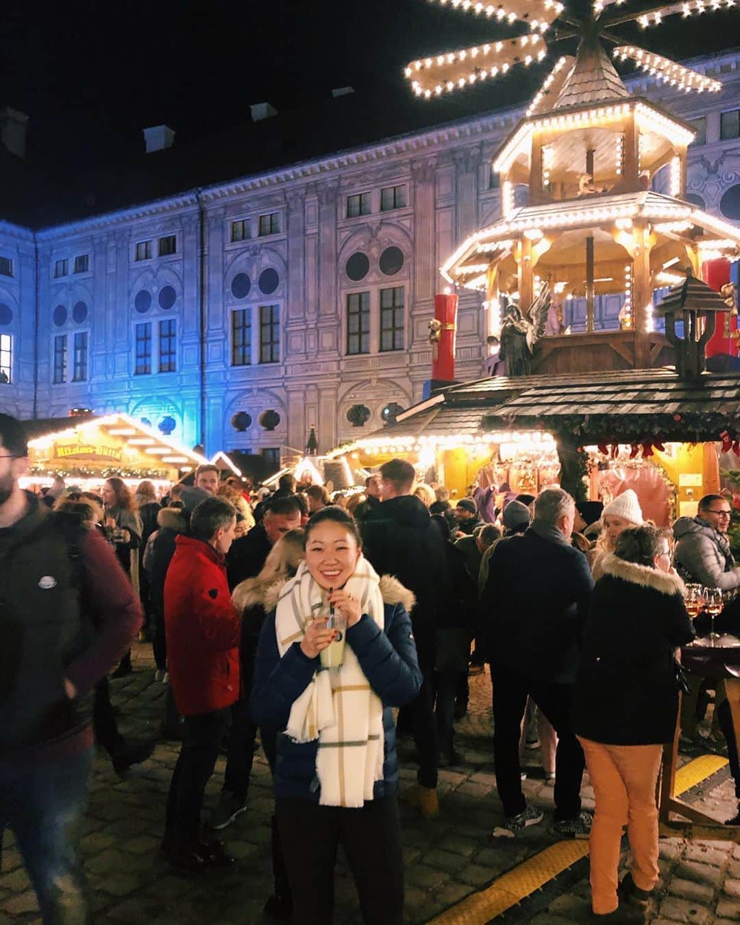 リリー・チャンのインスタグラム：「*Goes to a German Christmas Market - gets boba 🎄You can take the girl outta the bay but you can’t take the bay outta the girl 🤷🏻‍♀️ #munich #christkindlmarkt」