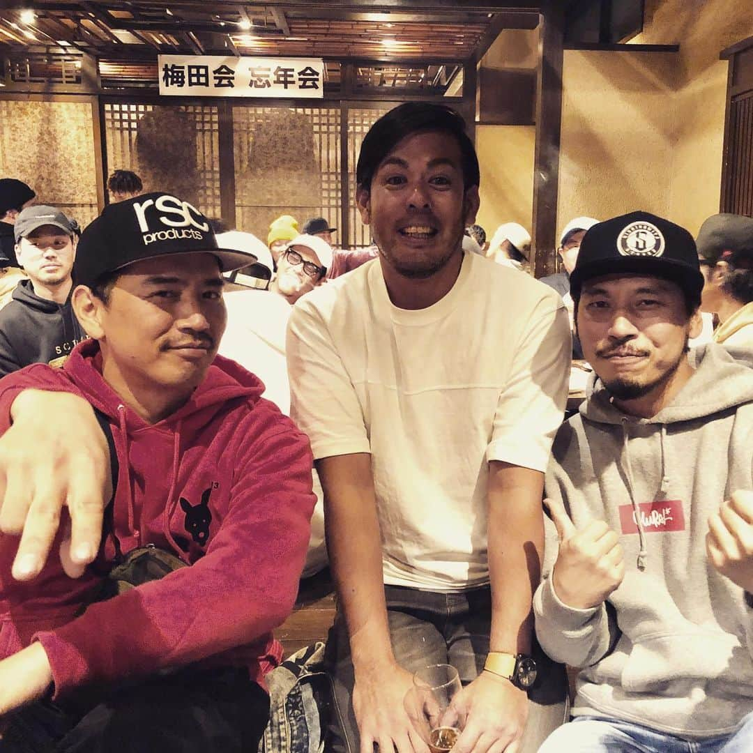 RYO the SKYWALKERさんのインスタグラム写真 - (RYO the SKYWALKERInstagram)「先日の #梅田会 にて。プロ野球選手、芸人さん、さまざまなミュージシャンが集まる大忘年会に、レゲエチームも毎年呼んで頂いてます。梅田さん @umeda.umeda いつもありがとうございます！1枚目はオリックスバファローズ比嘉投手＆岸田投手、梅田さん、シャンプーハット小出水さん、DOZAN 11ことミキくんと。」12月9日 16時28分 - rsw