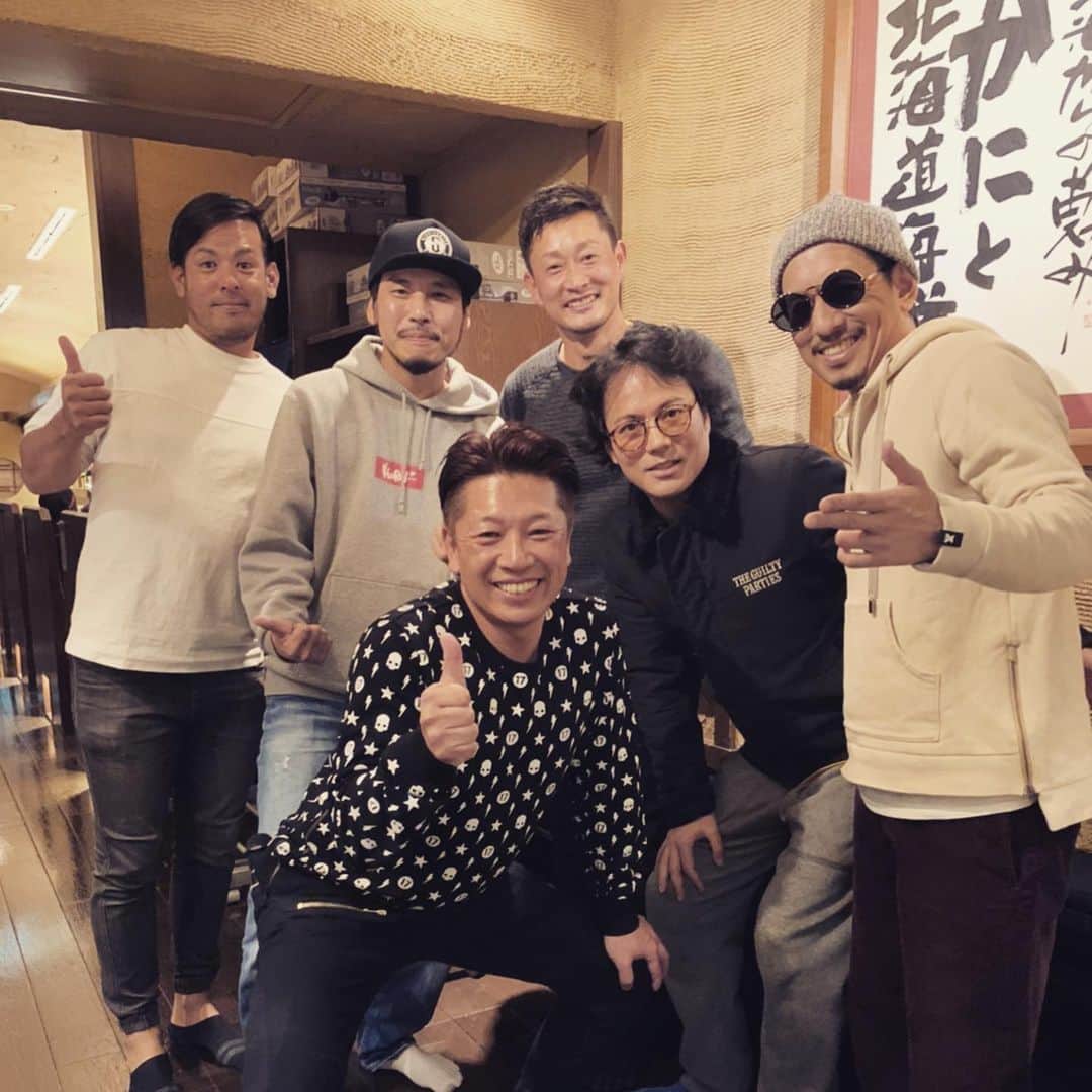 RYO the SKYWALKERのインスタグラム：「先日の #梅田会 にて。プロ野球選手、芸人さん、さまざまなミュージシャンが集まる大忘年会に、レゲエチームも毎年呼んで頂いてます。梅田さん @umeda.umeda いつもありがとうございます！1枚目はオリックスバファローズ比嘉投手＆岸田投手、梅田さん、シャンプーハット小出水さん、DOZAN 11ことミキくんと。」
