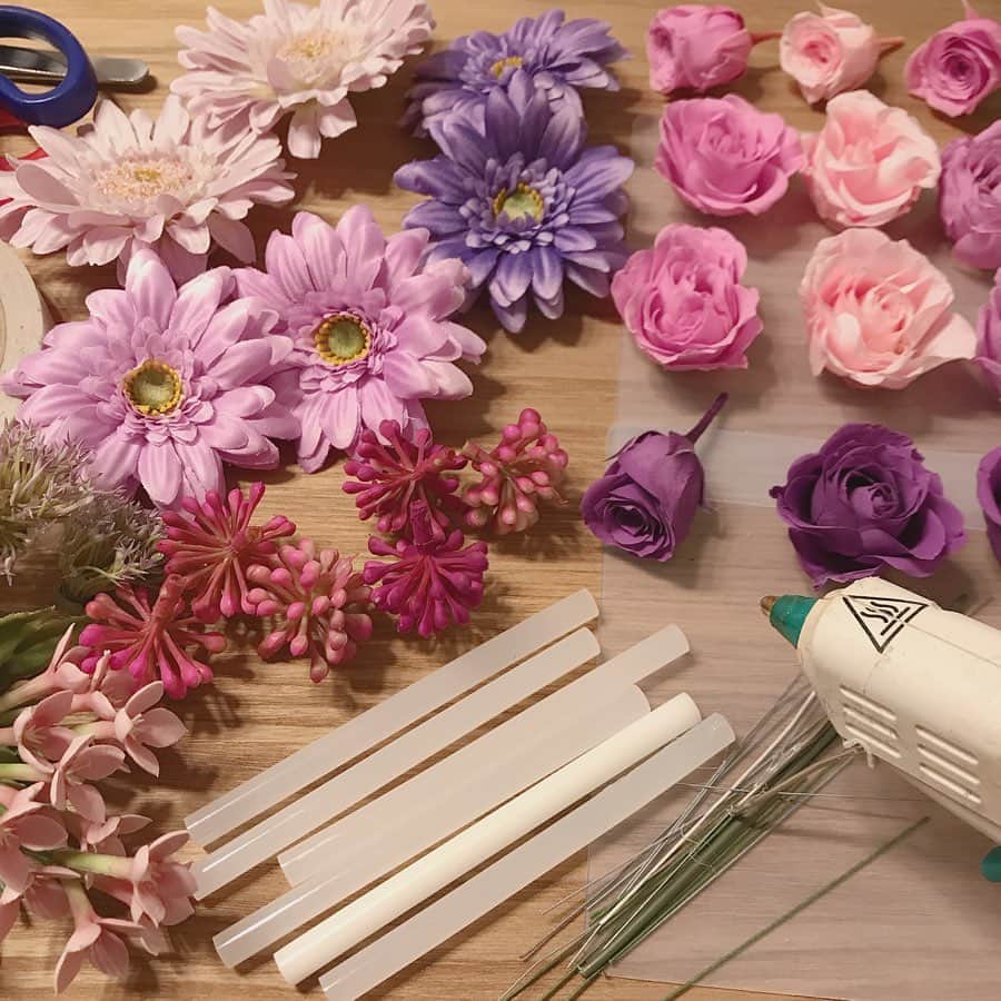 伊藤えみさんのインスタグラム写真 - (伊藤えみInstagram)「お花屋さんスイッチオン！令和元年のうちに、令和カラー（by 日本流行色協会 ）の梅、菫（すみれ）、桜、三色全てを使ったアレンジメントを作りたかったのを思い出しまして。私のショップにありそうでなかったパープル系の色合い。こないだの私好みのビタミンカラーのフレームアレンジが好評だったので、それの色違いみたいな作品にしようかなと。具体的なデザインはグルーガンで薔薇を開花させながら考えます。今夜夜通し作って明日発表、かな♪ 『flowemir（フローエミール）』→http://flowemir.theshop.jp/  #フローエミール  #flowemir #伊藤えみ  #ハンドメイド #フラワーアレンジメント #プリザーブドフラワー  #令和カラー  #梅 #桜 #菫」12月9日 16時30分 - itoemi1019