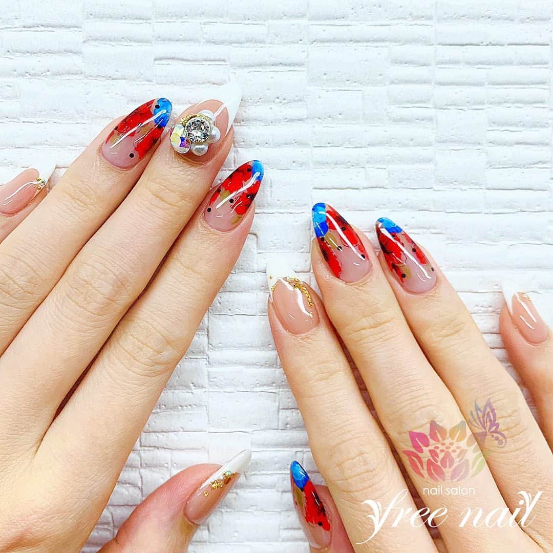 free nail フリーネイルのインスタグラム：「. Nails art by freenail💅🏻💠 . 素敵なネイルで毎日をハッピーに💗 . #ネイルアート #ジェルネイル #ネイルサロン #大阪ネイルサロン #ネイルデザイン #ネイルチェンジ #フラワーネイル #フレンチネイル #ビジューネイル #クリアネイル #赤ネイル #デザインネイル #トレンドネイル #大人ネイル #シンプルネイル #ロングネイル #美爪ネイル #冬ネイル #winternails #nailsart #nailsdid #美甲 #日式美甲 #日式美甲胶 #日本美甲师 #日本美甲老师 #美甲上课 #日本胶 #フリーネイル #freenail」