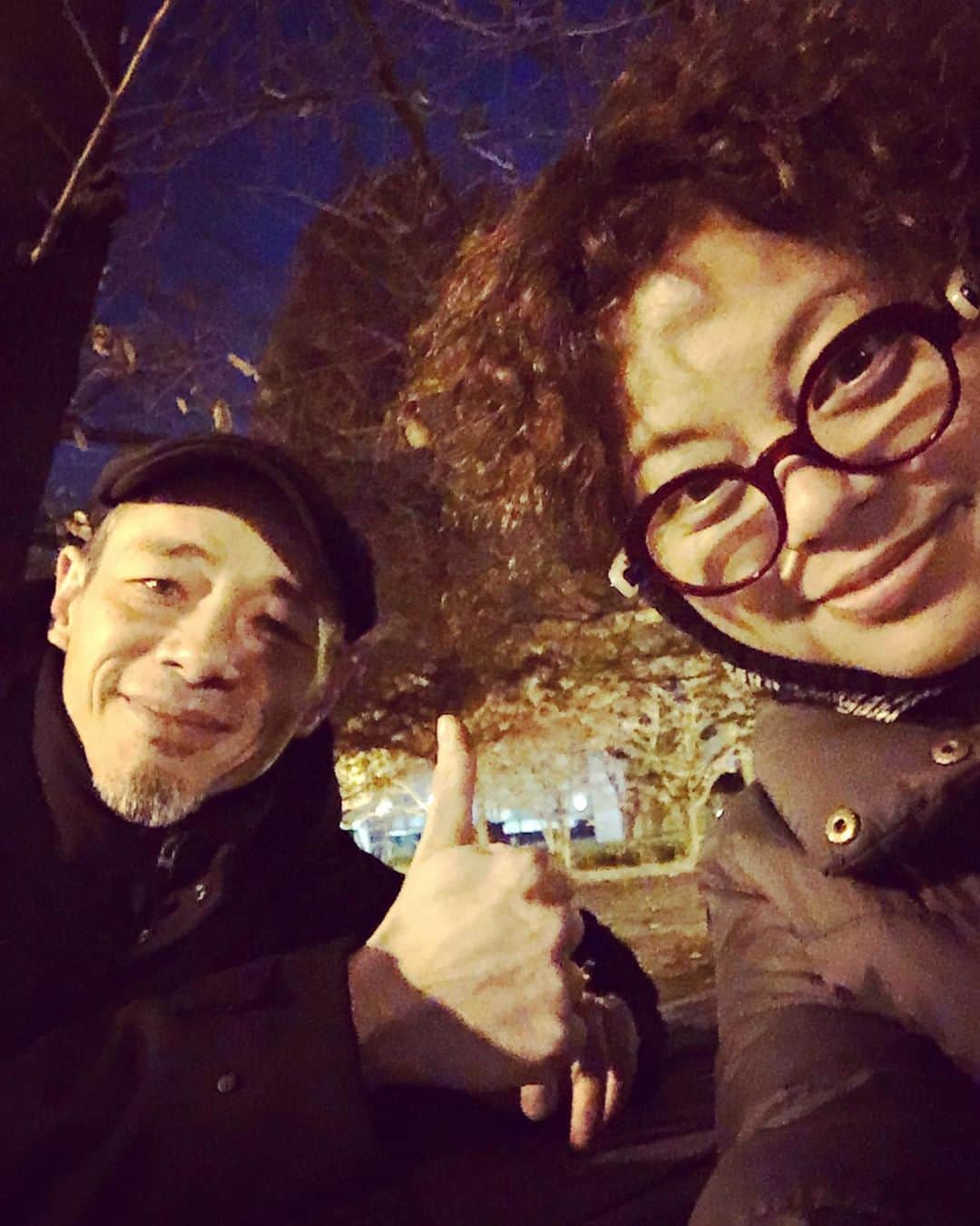 のインスタグラム：「彼の親友 ルノー・ユインは、パリ5区にあるキュリー博物館のディレクターで、フランスにおけるマリー・キュリー（いわゆるラジウムを発見したあのキュリー夫人、です）と、放射線学研究の第一人者。今回、東京大学に招かれて講演会を行うために初めて日本へ来た。そもそも画家の彼と、放射線学のルノーがなぜ親友？といえば、もともと私の彼は、ルノーと同じパリ第5大学出身の、量子学を専門とする研究者から画家に転向した変わり種なのだ。  講演会がようやく落ち着いた本日、お茶の子でおいしいものをとぬる燗をゆっくりきこしめようぜ、ということになり合流。  ルノー50歳、私49歳。ライフシフトの真っ只中に立っているふたりの会話、ポッドキャストでみんなに聴かせたかった😂  積もる話がありすぎて、お開きにしたのが朝の3時。これだけ立派な役職についていても、常に新しい試みや高みを目指したいと話すルノーにこのタイミングで会えたことは、私自身の進路にも大きな追い風になったなぁ。  ところでルノーが手土産にくれたパリのショコラティエのボンボンショコラボックスが凄すぎて歓喜😆  Saint Brieuc のJohann Dubois Le Mans のJacques&Vianney Bellanger Dijon のFabrice Gillotte  と、フランスの各地方にあるスーパーショコラティエ3軒のショコラがひとつのボックスに収められている❣️私がこの中で実際に取材させてもらったことのあるシェコラティエは、ディジョンのファブリス・ジロットだけ。ここのショコラがけのビスキュイが死ぬほど美味しかった記憶は未だに鮮明。シェフの松井さんと共に、お店でご相伴。気…気絶するほどおいしい😭  なんでもルノーの職場近くにある、フランス全土の銘ショコラをセレクトしているお店・MOCOCHA @mocochachocolat で買ったのだそう。これは…(*✧×✧*) 次回のパリで、行ってみたいお店リストに入りました。  #猫パリ #猫沢銘店àparis  #東京下町時間」