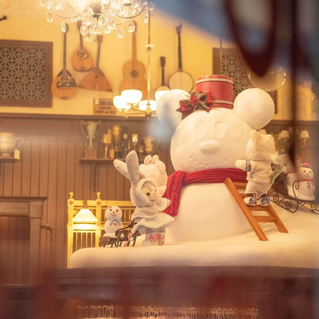 東京ディズニーリゾートさんのインスタグラム写真 - (東京ディズニーリゾートInstagram)「Snowman or snow mouse? だれの雪だるまをつくっているのかな？ #gelatoni #stellalou #mcducksdepartmentstore #americanwaterfront #tokyodisneysea #tokyodisneyresort #snowman #snowmouse #ジェラトーニ #ステラルー #マクダックスデパートメントストア #アメリカンウォーターフロント #東京ディズニーシー #東京ディズニーリゾート #雪だるま」12月9日 15時14分 - tokyodisneyresort_official