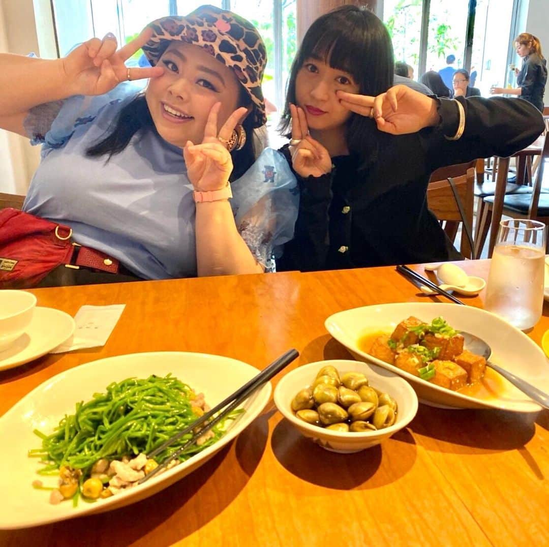 松浦志穂のインスタグラム：「大将に教わる「食」は毎度感動するほど美味しいのはもちろんのことで台湾の味付けは食べたことない繊細な上品な感じもあって私の舌が👅また直美大将によってアップデートしていただきました🙏あぁまた食べたい食べに行こう、、✈️ ・ #台湾旅行  #台湾グルメ  #渡辺直美  大将 #小上海  #fujintree」