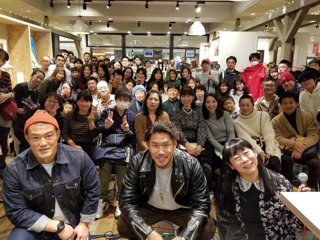 山中亮平のインスタグラム：「トークショーに来てくれた皆さんありがとうございました☺️🙏 楽しかったです👌 #kobelcosteelers  #大丸トークショー #ありがとうございました」
