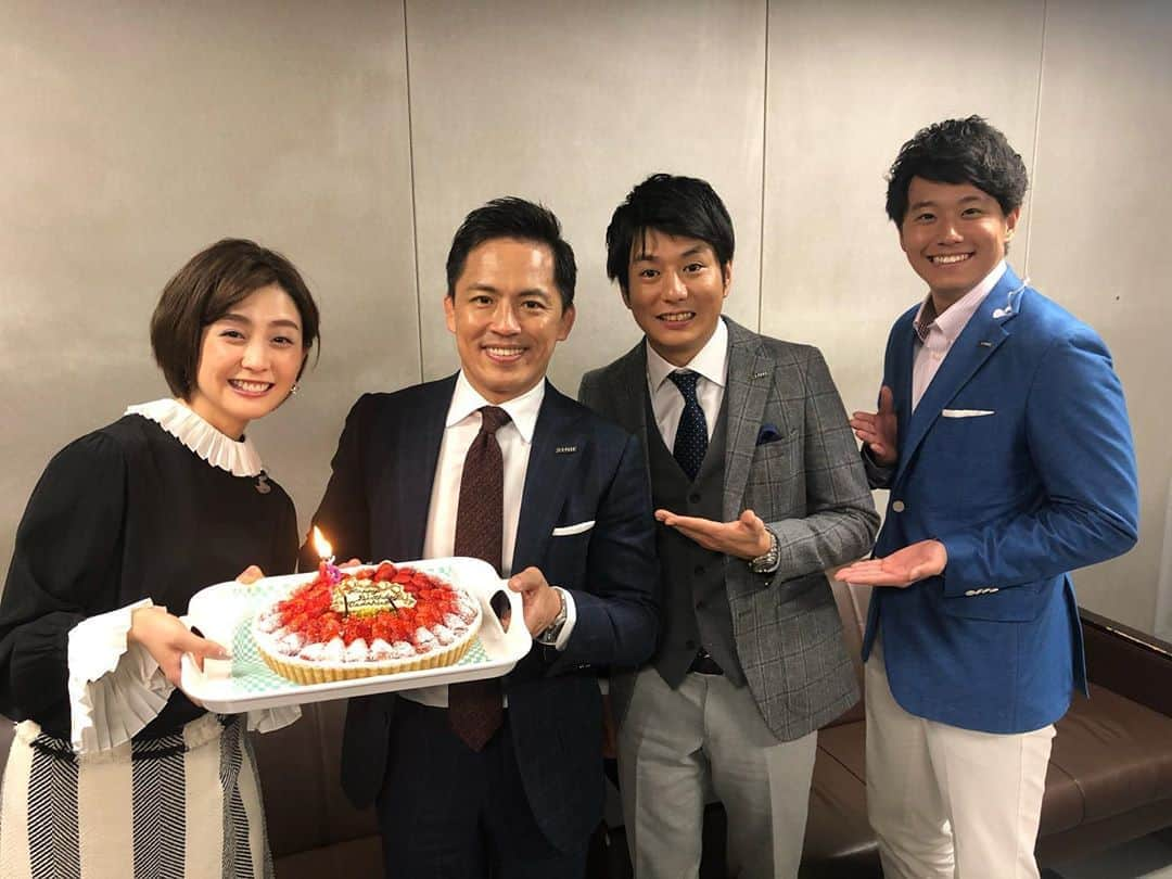 野村忠宏さんのインスタグラム写真 - (野村忠宏Instagram)「昨晩「S-PARK」放送終了後、サプライズで一足早く誕生日を祝っていただきました。皆さんの温かさが嬉しかったし、イチゴのタルトも美味しかったです。パッピーな時間をありがとうございました🎂🍓😊 #スパーク #SPARK #フジテレビ #宮司愛海 #中村光宏 #黒瀬翔生 #アナウンサー #スタッフの皆さん #ありがとう #まだ44歳 #12月10日 #45歳になります」12月9日 15時24分 - nomura60kg