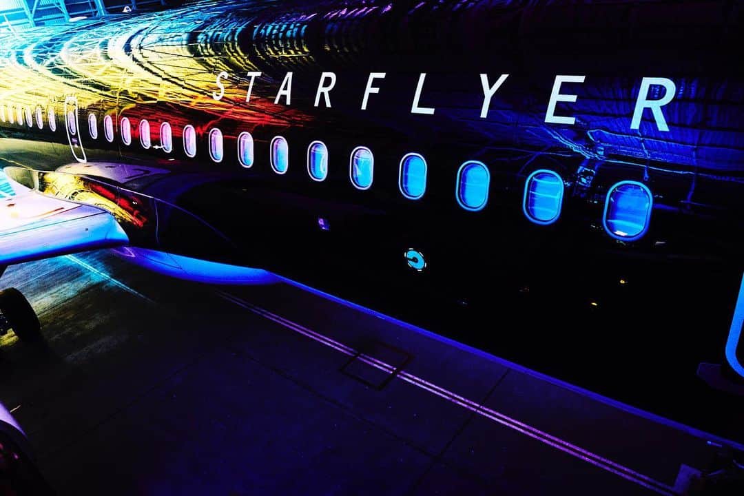 スターフライヤーさんのインスタグラム写真 - (スターフライヤーInstagram)「STARFLYER New brand creative﻿ ﻿ 新しいコンセプトは”カラーシャイニング”﻿ ﻿ STARFLYERの漆黒の機体。﻿ その艶やかしさを表現するのは、「光」。﻿ 白だと反射してしまうが、どんなカラフルな「光」も黒の前では吸収され、黒をより際立たせるものとなる。﻿ ﻿ 漆黒の機体でしかできない、今までに見たことがないSTARFLYERの新しいブランド表現を目指しました。﻿ ﻿ 光の色は、空の移り変わりの色。﻿ 空を飛び回るSTARFLYERそのものです。﻿ ﻿ ﻿ 他のクリエイティブフォトも順次投稿するので、お楽しみに‼️﻿ ﻿ #スターフライヤー﻿ #STARFLYER﻿ #星悅航空﻿ #グラフィックデザイン﻿ #graphicdesign﻿ #輝く人のスターフライヤー﻿ #航空会社﻿ #エアライン ﻿ #addesign ﻿ #広告デザイン﻿ #広告写真﻿ #colorshining﻿ #photogenerator #飛行機  #ig_airplane_club  #新しい試み」12月9日 15時17分 - starflyerjapan