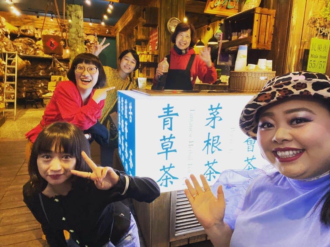 松浦志穂のインスタグラム：「幼い頃から温かいお茶に慣れ親しんでいる私はお茶のお店もテンション上がりました🙏壁一面お茶っ葉で　#千と千尋の神隠し  の　#釜じい  が使ってる薬草が入ってそうな小さい引き出しみたいのもあって「苦茶」は衝撃の苦さだったけど健康に良いと言われれば全部飲み干してお土産にも買うほど健康は気遣うようになりました、、🙏 ・ 有名な恋愛の神様　#月下老人 の所にも連れてっていただき、足つぼで旅の疲れを癒してもらうというさすがに罪悪感を感じる至れり尽くせり加減を直美さんに伝えた時の大将の一言がまた素晴らしく、、✨✨ここには書きませんが、、🤫🤫あぁ至福、、としか言いようのない台湾でした🙏感謝×無限。無限とか言うと途端に軽くなるけど直美大将に無限級感謝。 ・ #台湾旅行  #台湾茶  #苦茶  #月下老人  #渡辺直美  大将 #無限級感謝」