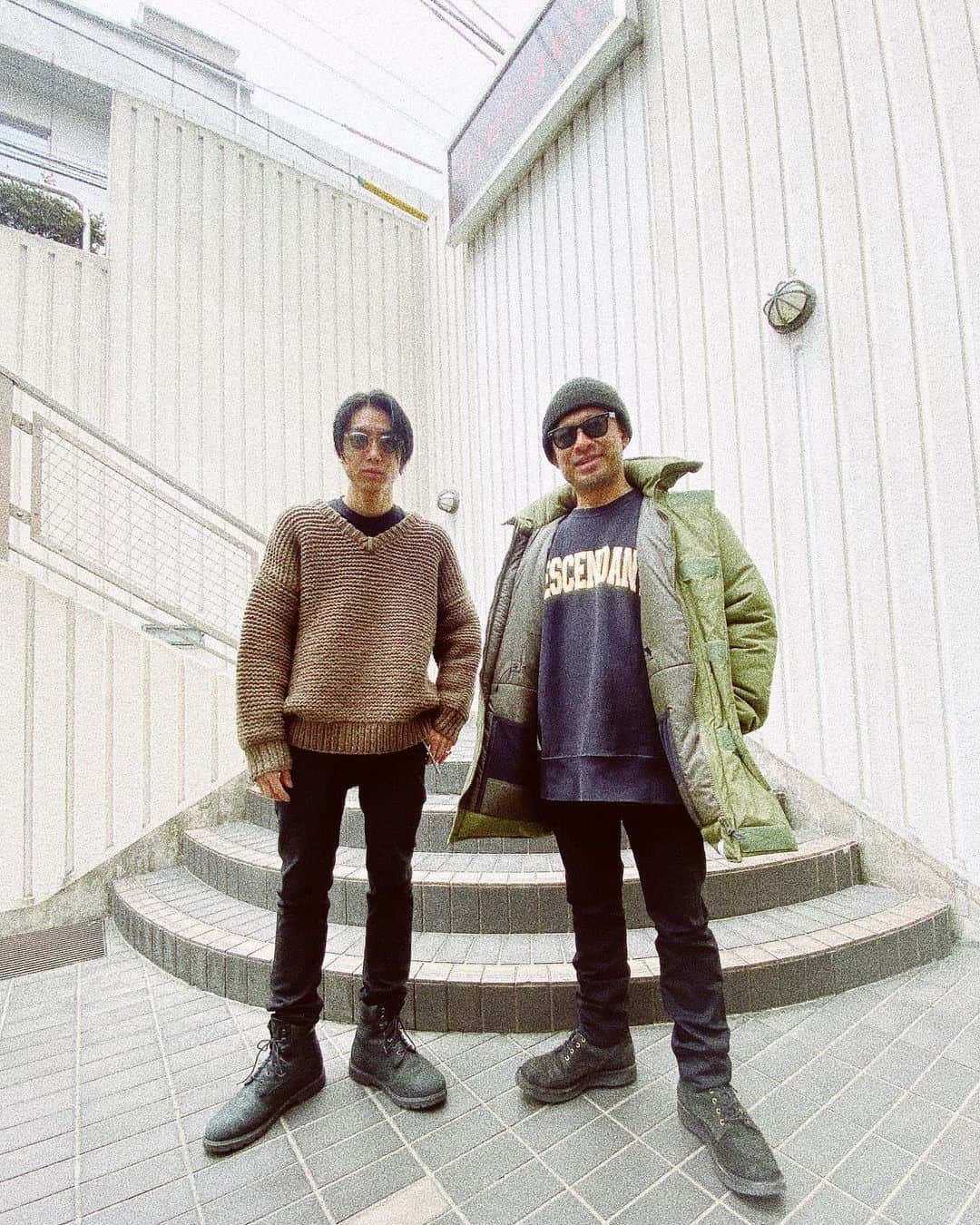 青木大輔のインスタグラム：「今日はコバとパンツがお揃いになったので一緒に写真撮りました！ めっちゃくちゃ履きやすくって最高に調子良いです😚😚 #DIN-4#descendant#black#denim#blackdenim」