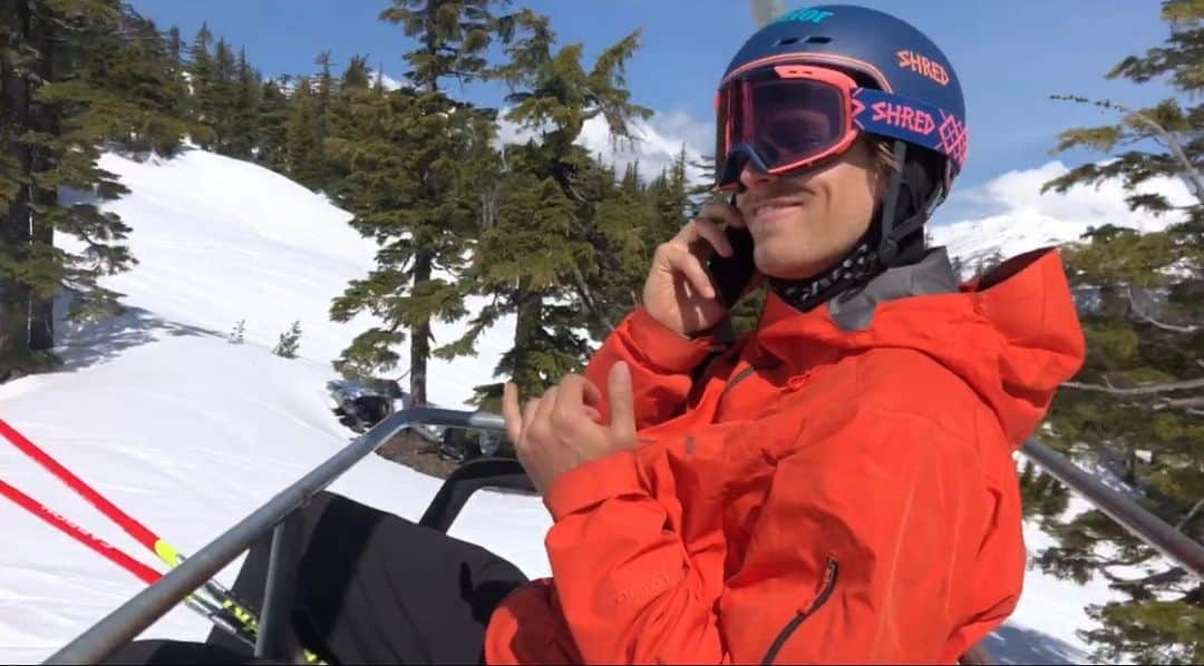 のインスタグラム：「First worldcup win🤙🤙 世界一のぶっちぎりなライディングを見せたトミー！ アルペンの世界で同じマインドでスキーに接する数少ない仲間のトミー。「アルペンは最高だよ！でも人生はもっと最高なものにしたいよね。」それが俺たちのマインドなんだ。 このリフトの上でも「今日スキー終わったらヨガしよう🧘‍♂️」ってジェリーロペスさんに電話をしているんだ。俺たちフリーなマインドのカルチャーやコミュニティには壁なんてないってのをトミーが結果としても形にしてくれたよね。アスリートは社会的に重要なポジションに居てプロフェッショナルになればなるほど幅広い視野とカルチャーを身につけていかなければならないんだ。 Tommy最高だよ。」