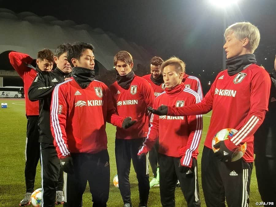 日本サッカー協会さんのインスタグラム写真 - (日本サッカー協会Instagram)「📸12月8日(日)、EAFF E-1サッカー選手権2019の開幕を目前に控えた、#SAMURAIBLUE は韓国での活動を開始⚽🏃‍ ・ ぐっと冷え込む釜山ですが、釜山日本人学校の生徒たち23名（小学1年～中学3年）が温かい応援で選手たちを迎えてくれたことで、トレーニングにいい形で入ることができました。 ・ 夕方からは全23選手がグラウンドに向かい、前日のＪ１リーグ最終節で長く出場した選手はジョギングやストレッチなどで回復に努め、それ以外の選手たちは横内昭展コーチ指導のもと、パス＆コントロールやゲーム形式などで汗を流しました。 ・ #daihyo #新しい景色を2022 #E1 ―――――――――――――――――― EAFF E-1サッカー選手権2019 決勝大会 📆12/10 19:30KO 🆚中国 📆12/14 19:30KO 🆚香港 📆12/18 19:30KO 🆚韓国 📺フジテレビ ・ 👉大会情報はJFA.jpへ ――――――――――――――――――」12月9日 15時47分 - japanfootballassociation