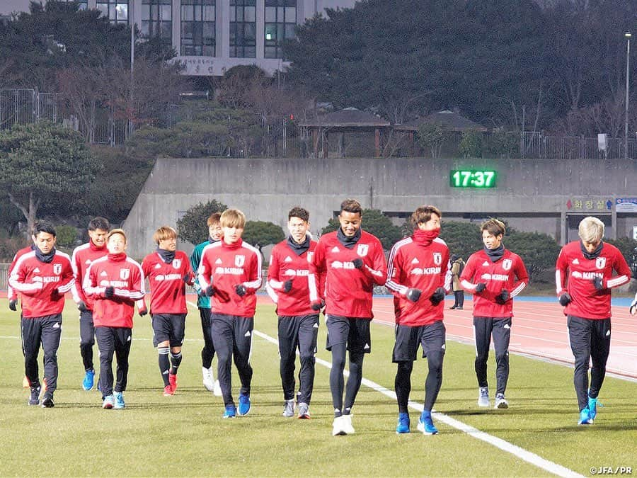 日本サッカー協会さんのインスタグラム写真 - (日本サッカー協会Instagram)「📸12月8日(日)、EAFF E-1サッカー選手権2019の開幕を目前に控えた、#SAMURAIBLUE は韓国での活動を開始⚽🏃‍ ・ ぐっと冷え込む釜山ですが、釜山日本人学校の生徒たち23名（小学1年～中学3年）が温かい応援で選手たちを迎えてくれたことで、トレーニングにいい形で入ることができました。 ・ 夕方からは全23選手がグラウンドに向かい、前日のＪ１リーグ最終節で長く出場した選手はジョギングやストレッチなどで回復に努め、それ以外の選手たちは横内昭展コーチ指導のもと、パス＆コントロールやゲーム形式などで汗を流しました。 ・ #daihyo #新しい景色を2022 #E1 ―――――――――――――――――― EAFF E-1サッカー選手権2019 決勝大会 📆12/10 19:30KO 🆚中国 📆12/14 19:30KO 🆚香港 📆12/18 19:30KO 🆚韓国 📺フジテレビ ・ 👉大会情報はJFA.jpへ ――――――――――――――――――」12月9日 15時47分 - japanfootballassociation